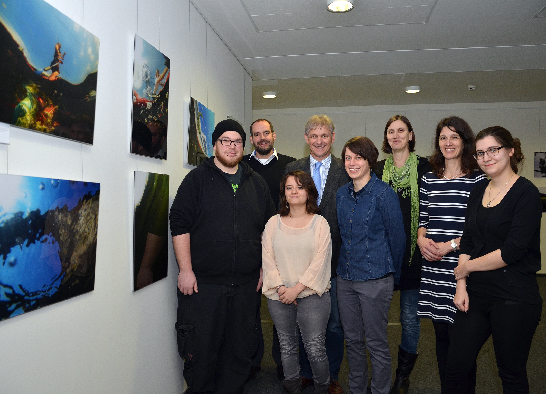 Landrat Makiolla eröffnete im Beisein der Studenten, Vertretern der Ruhr Tourismus GmbH und der Stabsstelle Planung und Mobilität des Kreises die Fotoausstellung mit Ansichten vom RuhrtalRadweg.