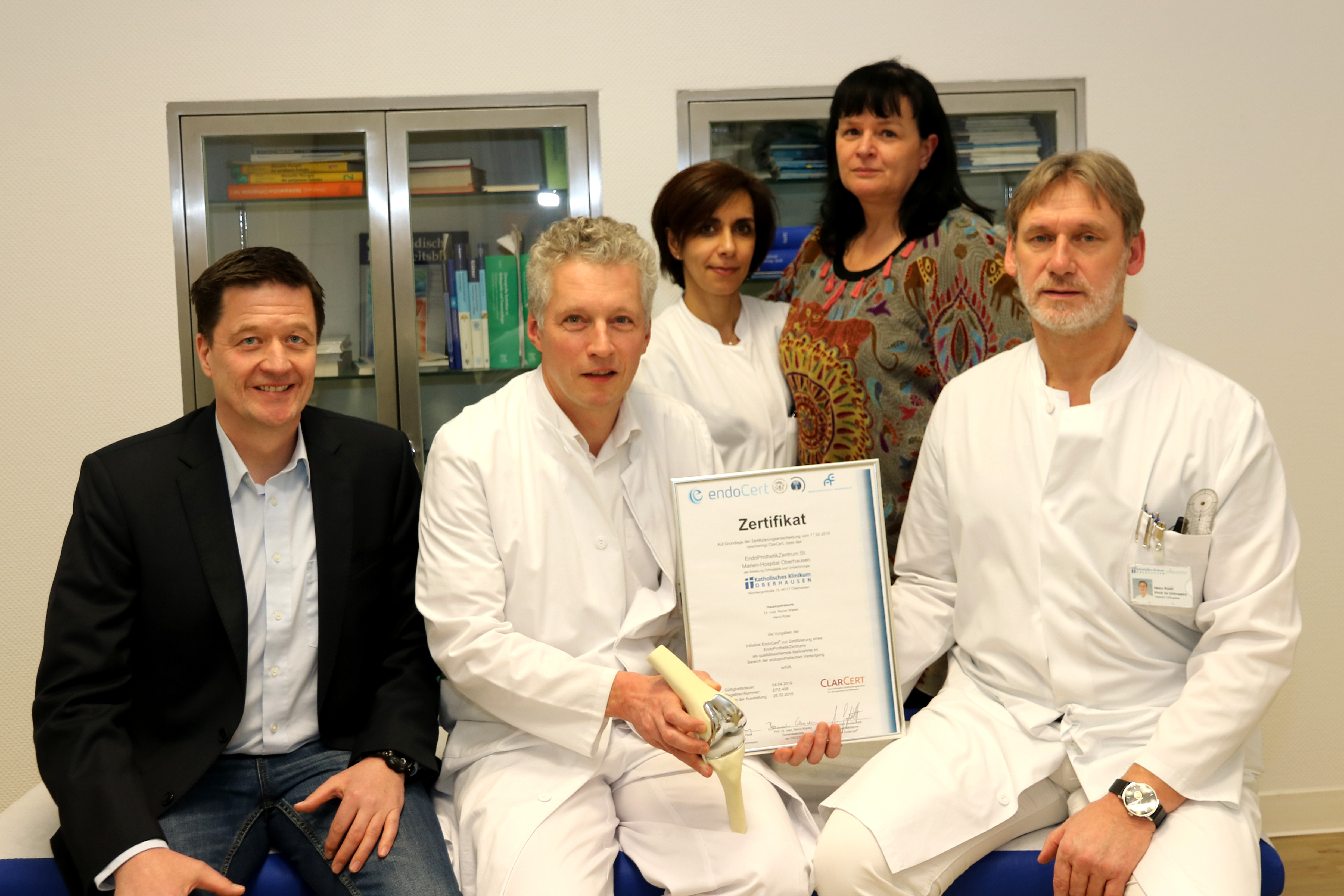 Qualitätsmanagementbeauftragter Marc Candidus, Chefarzt Dr. med. Rainer Weber, Funktionsoberärztin Melpomeni Mapaki, Chefarztsekretärin Imke Ernst und Oberarzt Heinz Rüter freuen sich über das erfolgreiche Audit für das EndoProtethikZentrum. Foto: privat