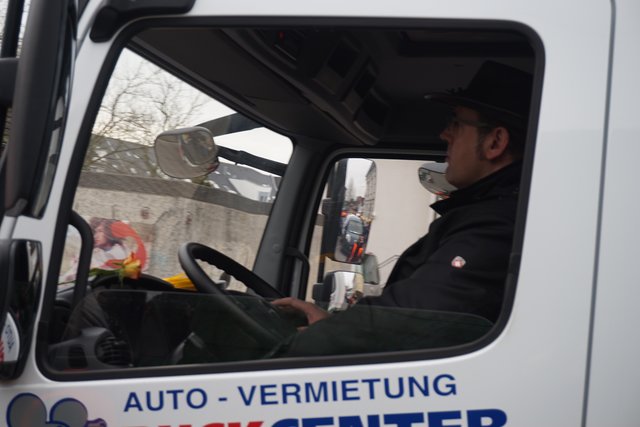 Lebenshilfe-Wohnverbundleiter Stefan Stahmann steuerte den Motto-Wagen durch die feiernden Zuschauer.