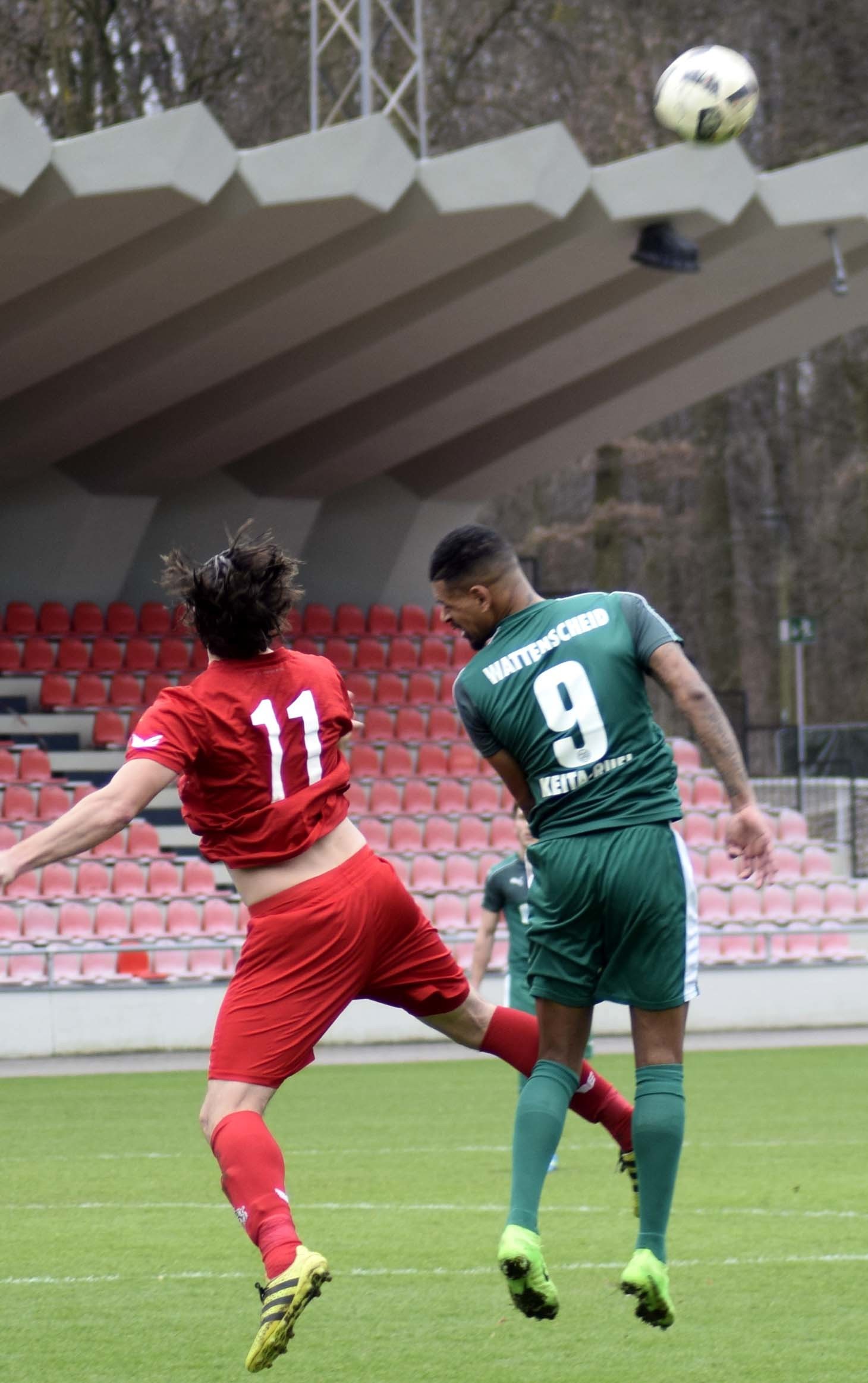 Daniel Keita-Ruel (Nr. 9) erzielte in Köln seinen achten Saisontreffer. Unser Bild zeigt ihn beim Kopfballduell mit Marius Laux. FOTO: Peter Mohr