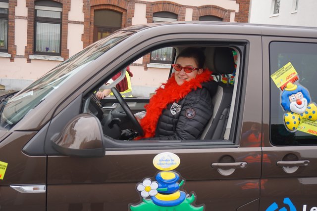 Bettina Braune fährt den Bagage-Bus mit dem Kamelle-Nachschub.