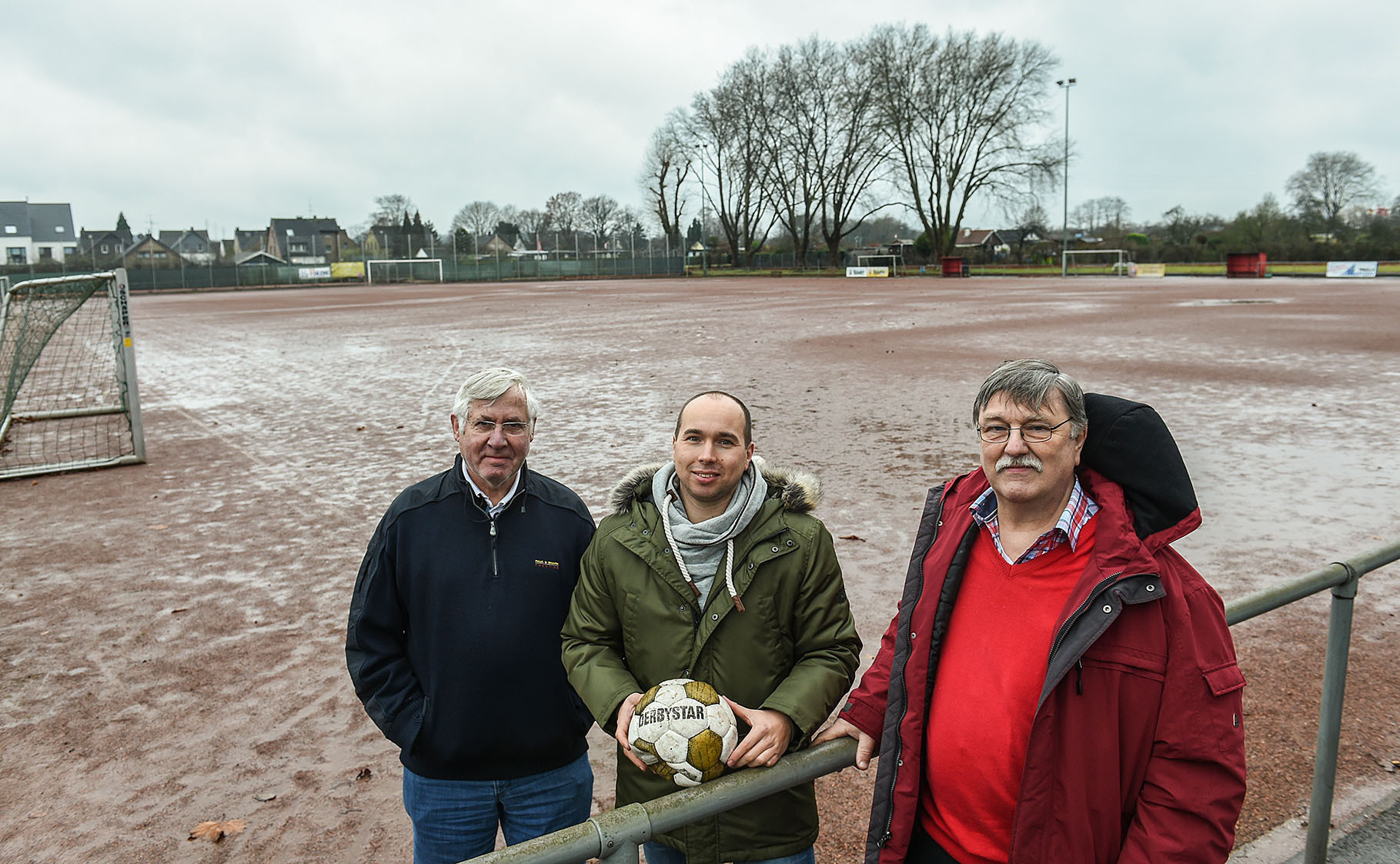 Neue Perspektive (v.l.n.r.): Klaus Diekmann, Vorsitzender des Ausschusses für Sport- und Bäderbetriebe, Pascal Doll, 1. Vorsitzender RuWa Dellwig, und Lothar Krause, 1. Vorsitzender DJK Dellwig, setzen auf die Aufwertung der Bezirkssportanlage Scheppmannskamp. Fotos: Debus-Gohl