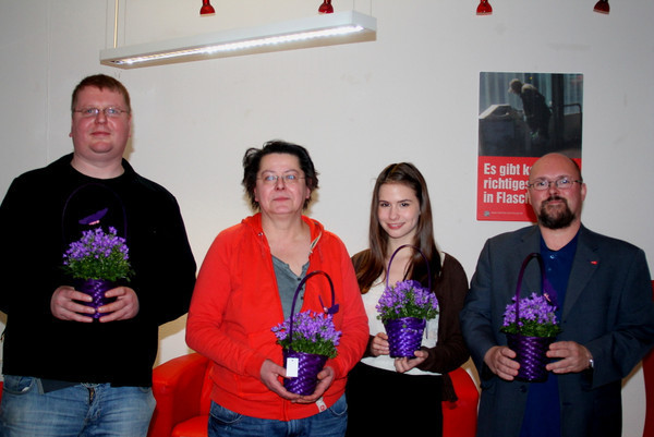 Die LINKEN Kandidat*innen für Dortmund:
(v.l.n.r.) Henning von Stoltzenberg (Hörde, Hombruch, Lütgendortmund- WK 114), Iris Bernert-Leushacke (Innenstadt-Ost, Innenstadt-Nord, Eving- WK 112), Celine Ellenore Erlenhofer (Aplerbeck, Brackel, Scharnhorst- WK 113) und Ingo Meyer (Innenstadt-West, Huckarde, Mengede- WK 111)