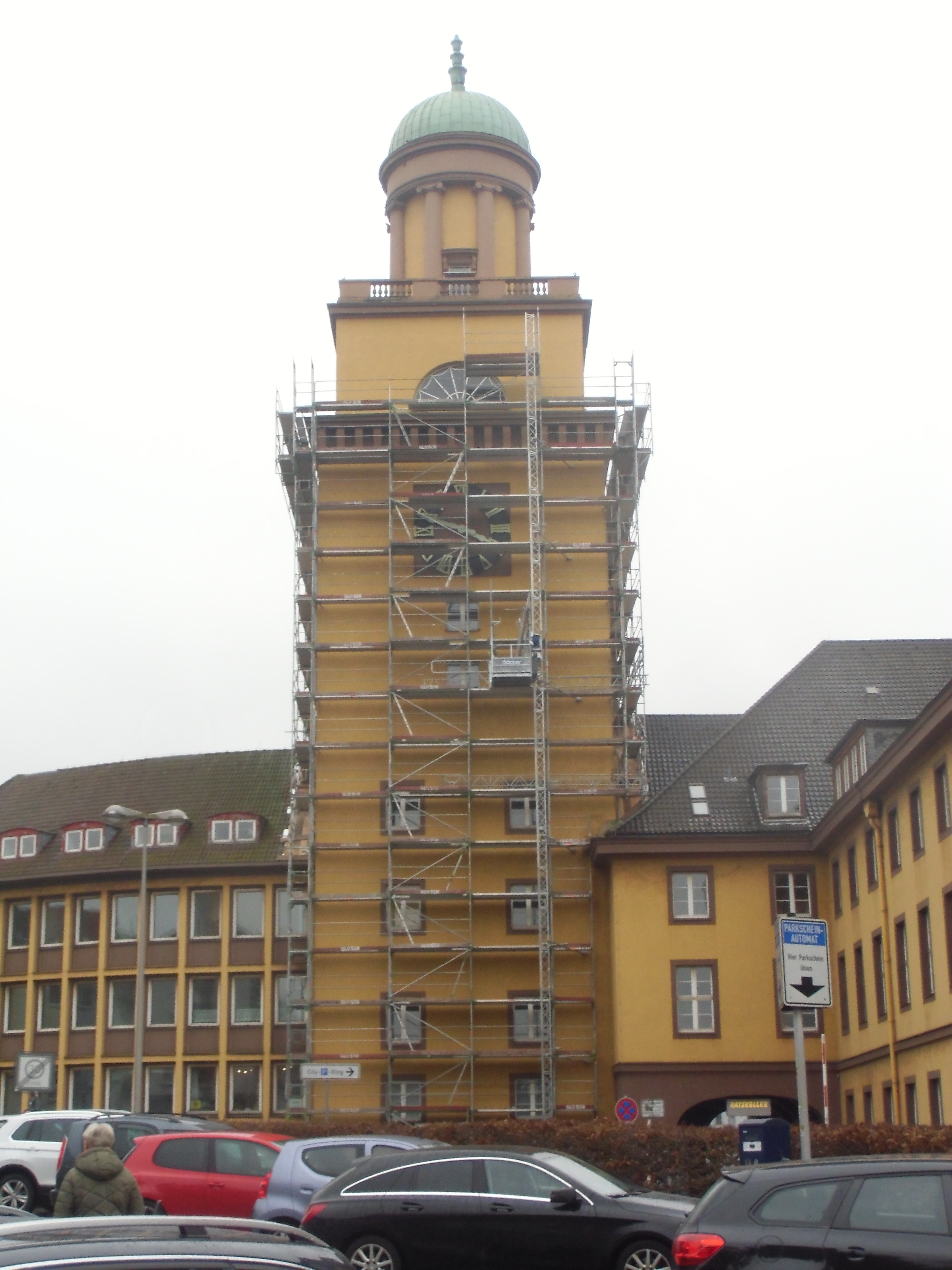 Das Gerüst steht. Die Turm-Sanierung kann beginnen. Foto: Alfred Möller