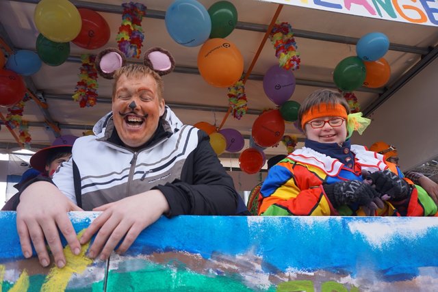 Fröhliche, ausgelassene Stimmung auf dem Wagen.