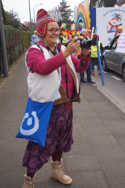 Lebenshilfe-Mitarbeiterin Gabriele Müller hält alles im Bild fest.
