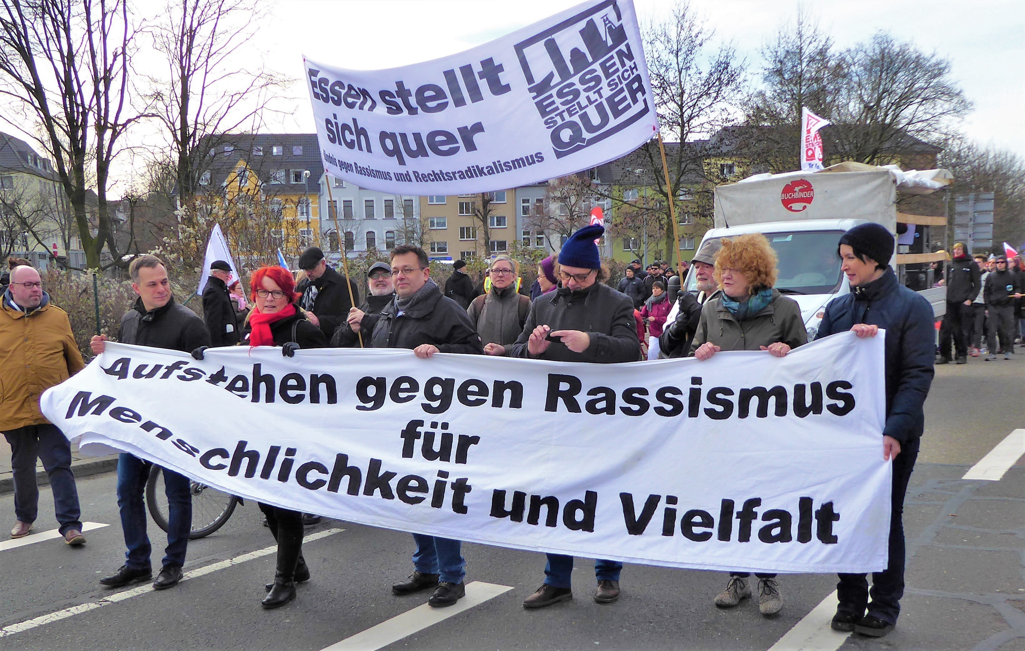 Die Gemeinsamkeit nicht nur zwischen SPD, Grünen, der Linken und den Gewerkschaften ist eine bessere Alternative für Deutschland, als der blaue Weg zurück in die fünfziger Jahre. Deutschland ist kein Land bloß für Christen oder nur die Bürger*innen, deren Urgroßeltern bereits hier gelebt haben. Ebenso ist Essen eine Stadt , die sehr gut aus Fremden Einheimische machen kann.