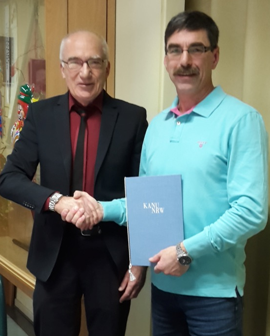 Toni Pais (r.) erhält aus der Hand von Rennsportwart NRW, Wilfried Geißler, den "Ehrenbrief" des Kanuverbandes NRW