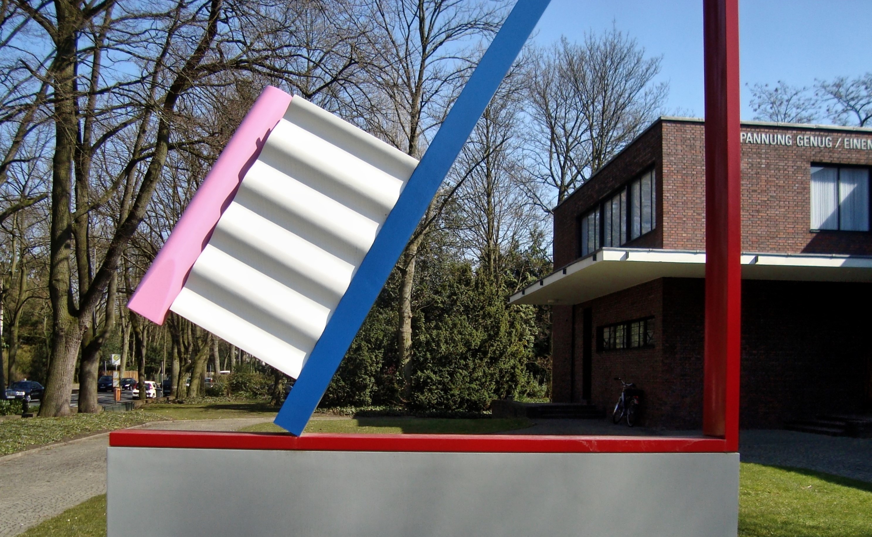 Claes Oldenburg: Cross-Section of a Toothbrush (1981-83) vor Haus Esters: Korrespondenz der Formen