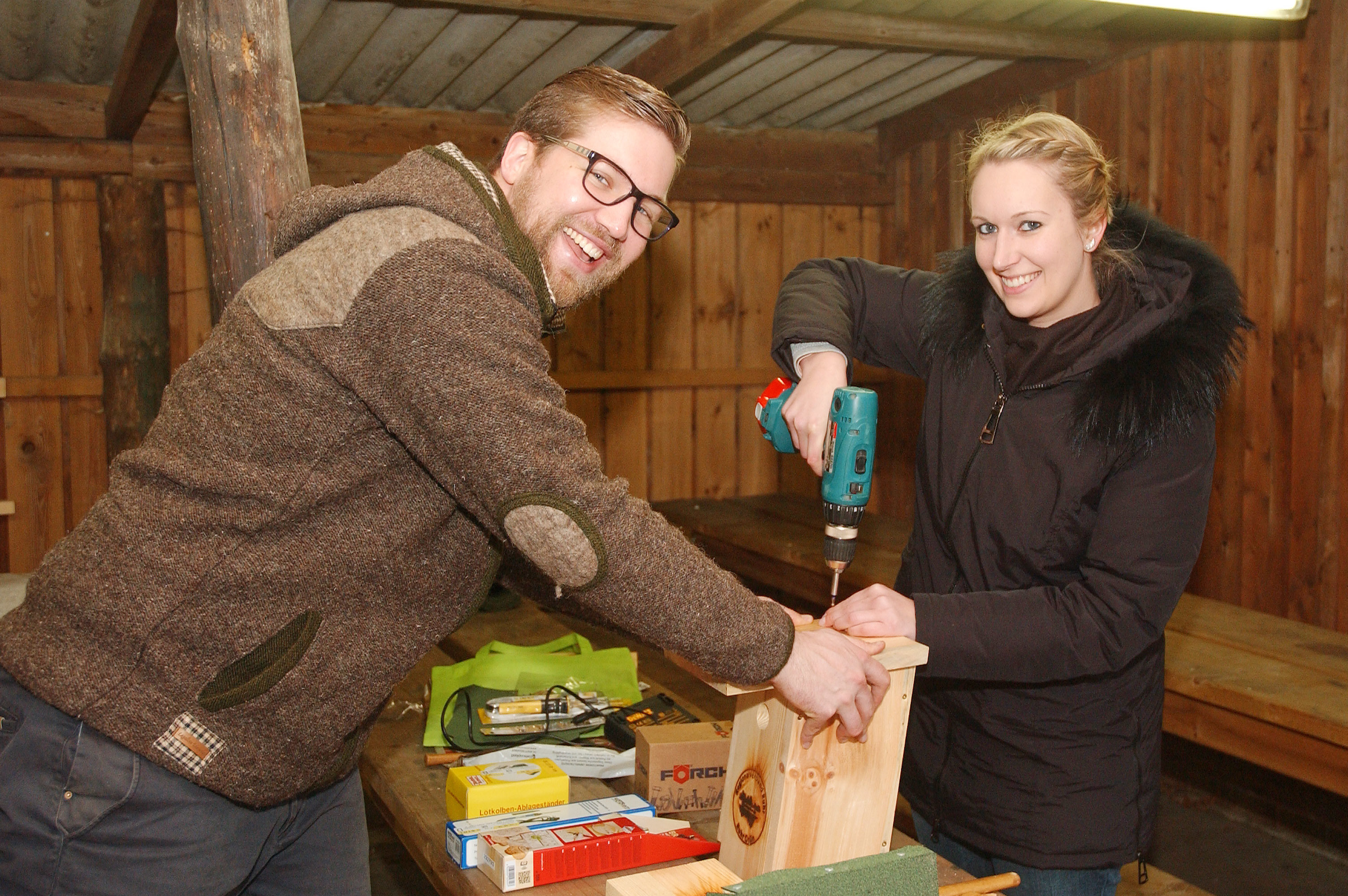 Julian Graßhoff und Dr. Saskia Ernst hatten ihren Spaß beim Zusammenbau der Nistkästen.