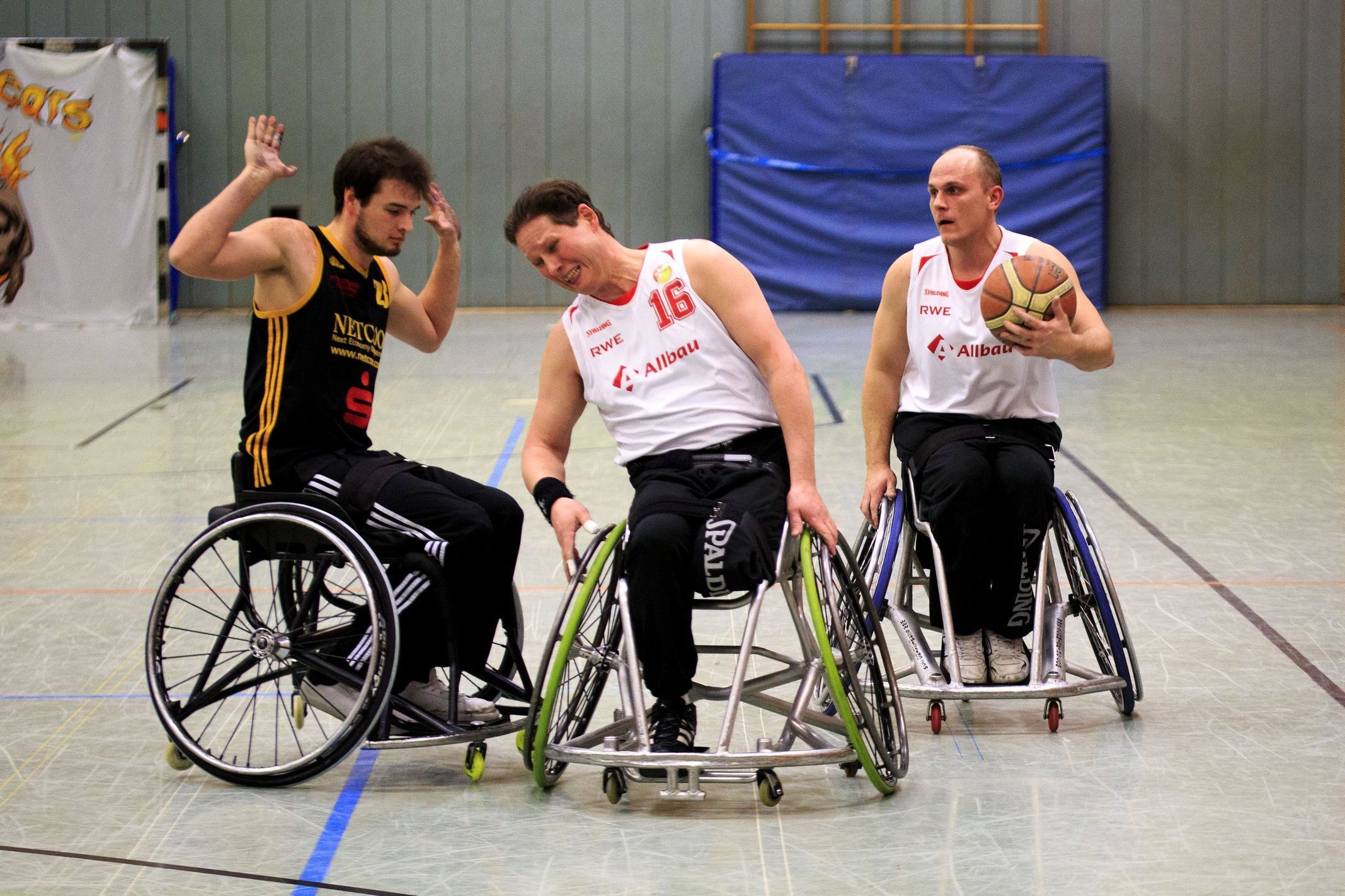Foto (M. Baier): Spielertrainer Markus Pungercar (re.) und Center Manuel Onken, hier im Duell mit Warendorfs Mannschaftskapitän Sören Müller, kämpften aufopferungsvoll, aber leider vergebens, um den Sieg