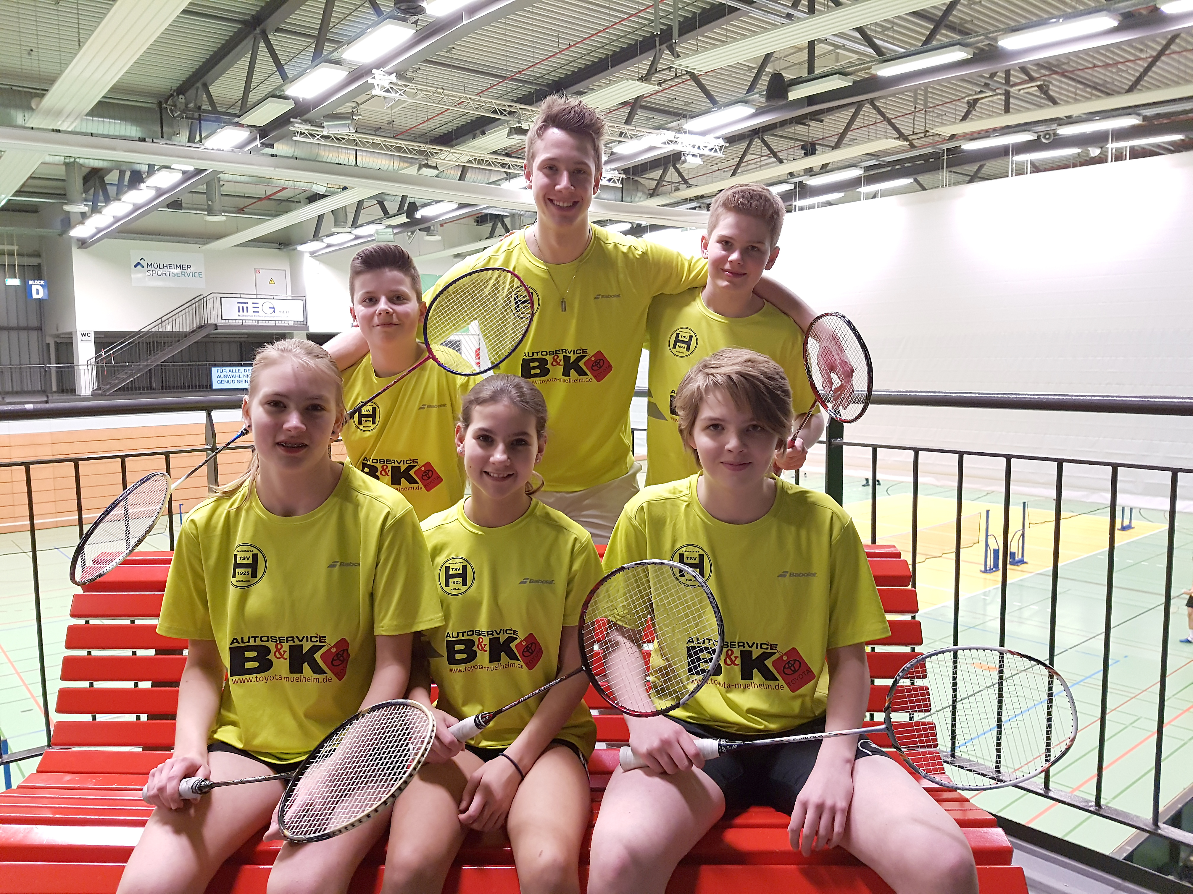 Erfolgreiche Heimaterdler: Bjarne Pfeil (hinten Mitte) mit Dean Heppner (l.), Robin Kastenholz (r.) ; sitzend von links Nikola Schmidt (Doppel und Mixed), Sara Jäger (Einzel und Doppel) und Jule Alberts (Einzel und Mixed). Foto: privat