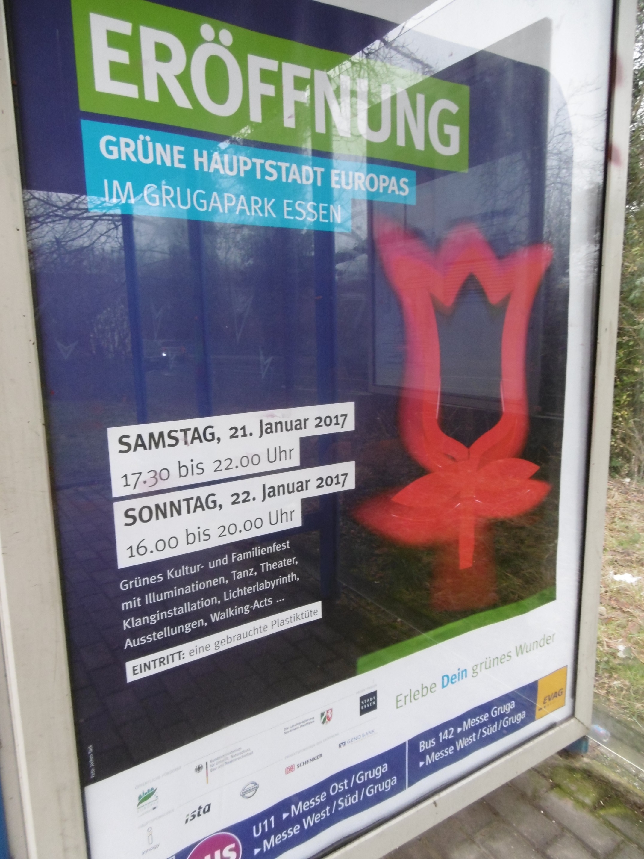 Plakat an einer Bushaltestelle ...