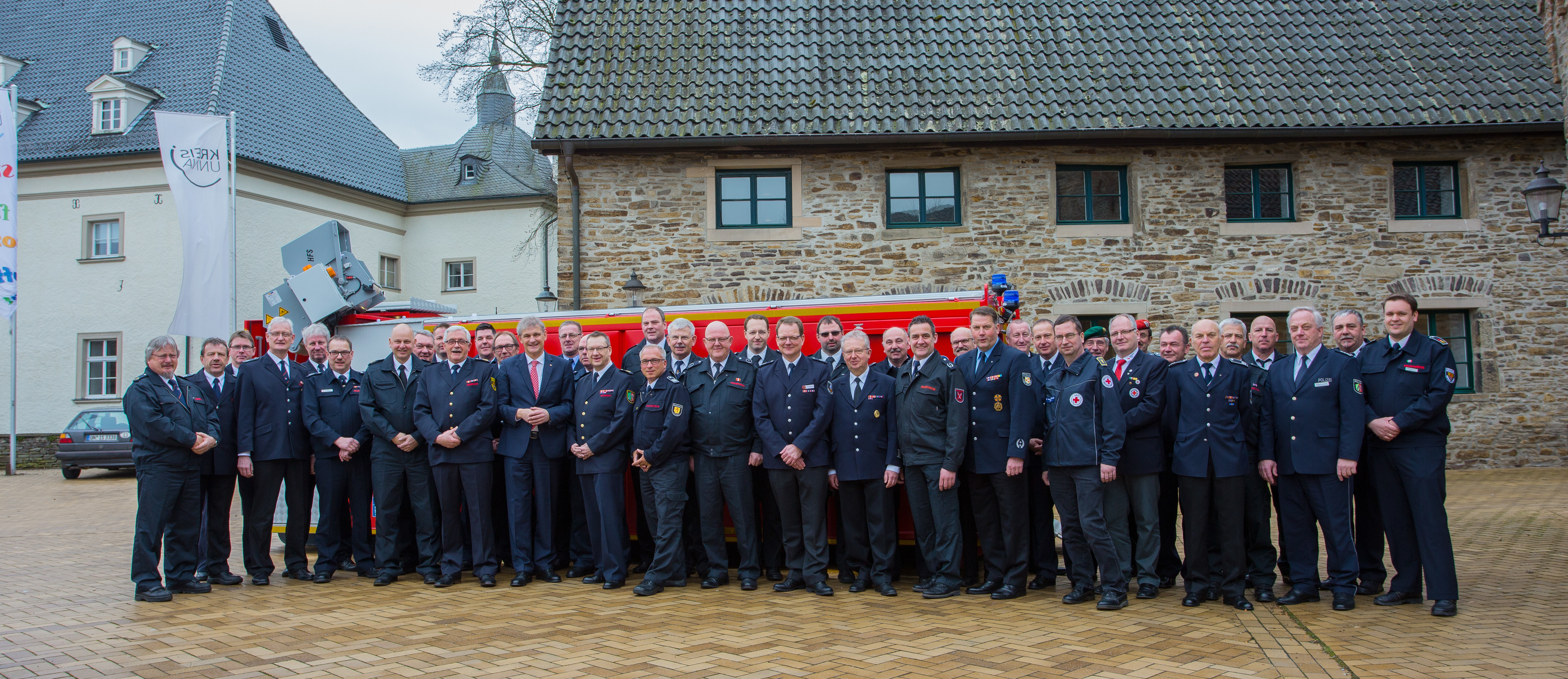 Gruppenbild vor dem neuen Abrollbehälter Hochleistungspumpe. Zum letzten Mal lud Kreisbrandmeister Ulrich Peukmann zum Neujahrsempfang. Seine Dienstzeit endet im Oktober. Foto: Jörg Prochnow