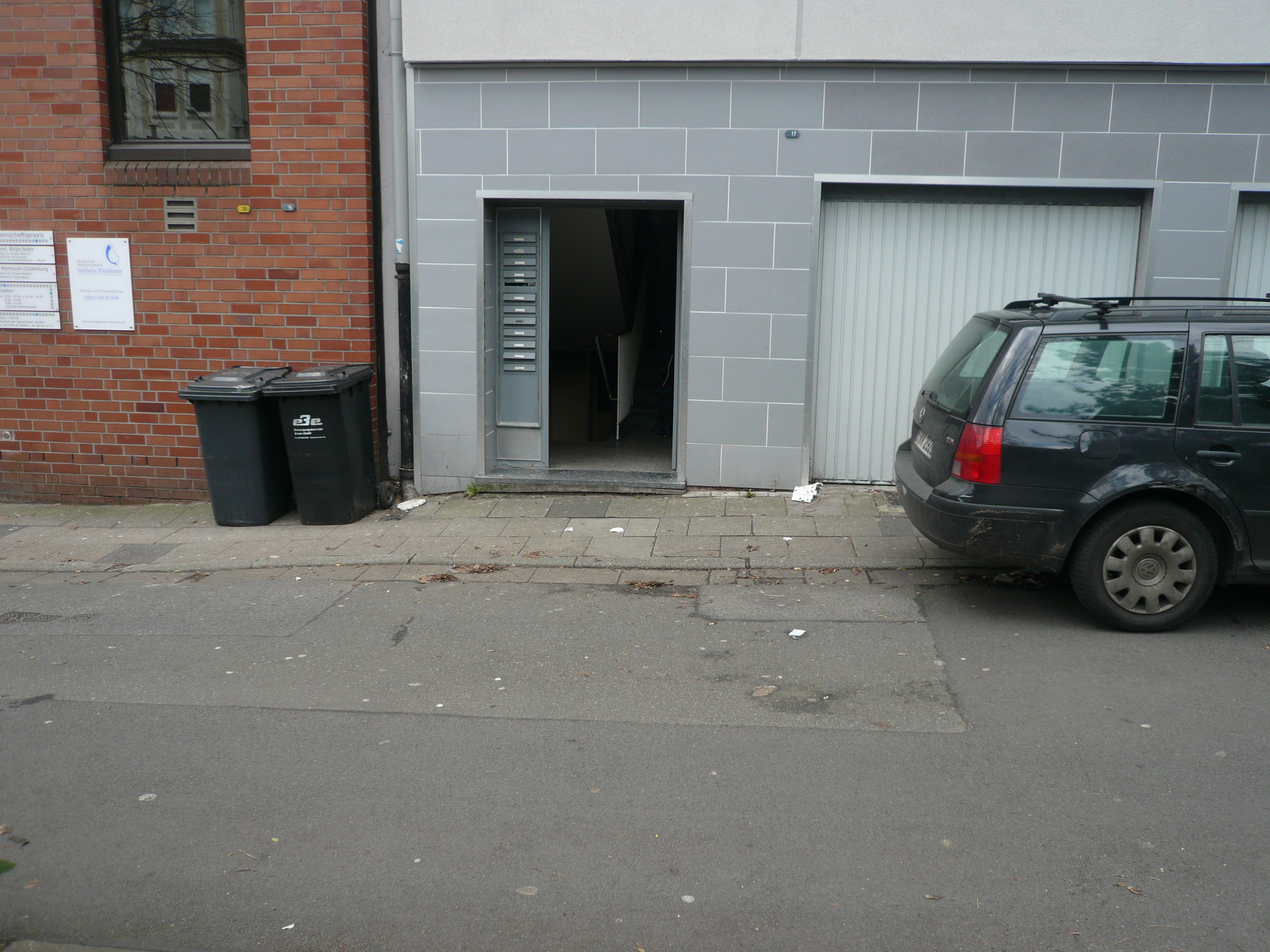 Haus Nr. 3 in der Gervinusstraße ohne Nummerschild, zwar mit Namenschildern - aber fast alle namenlos. Foto: Schattberg