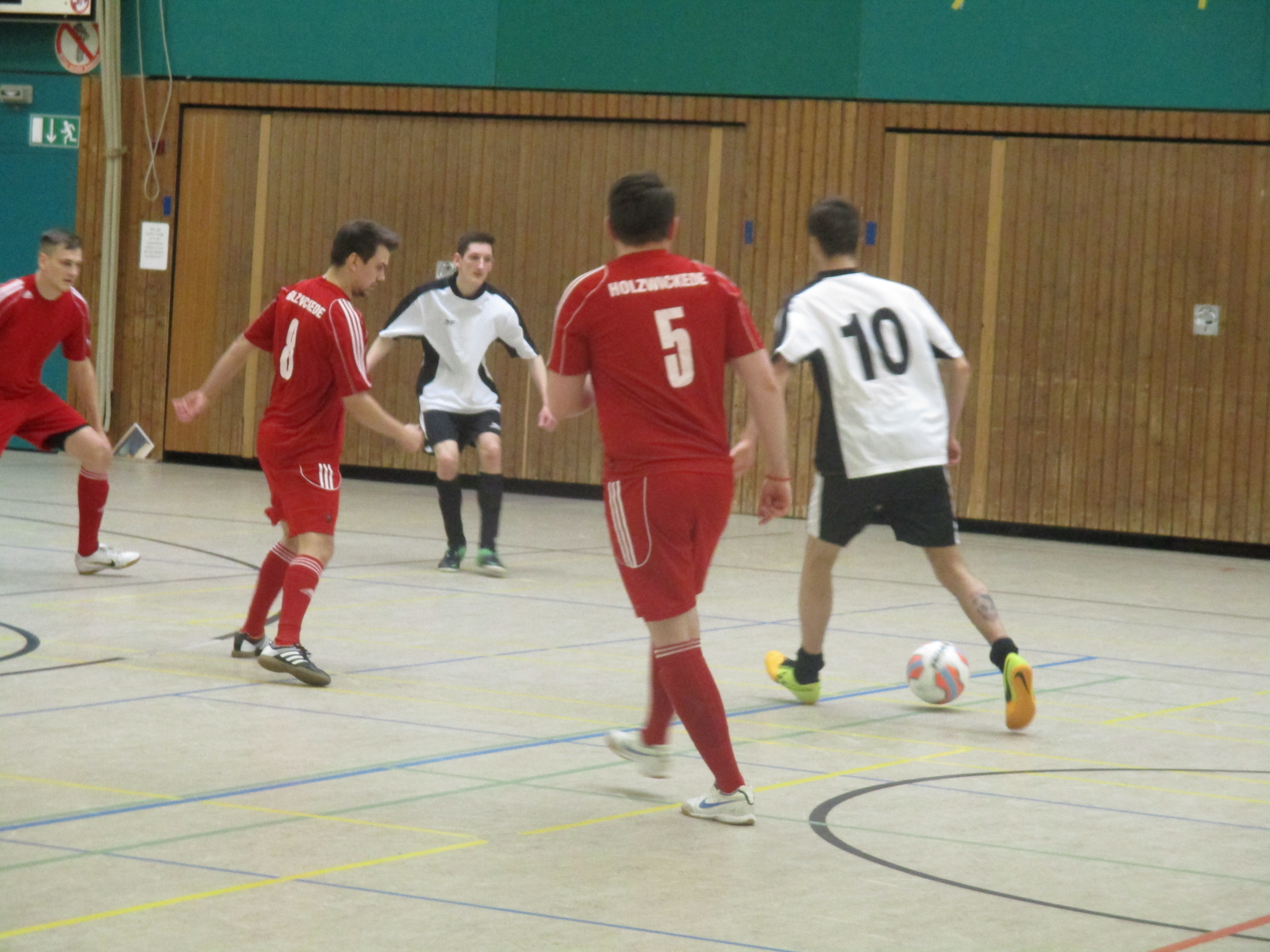 Zum 21. Mal hieß es „Rein mit die Kirsche“ beim traditionellen Hallenfußballturnier der Strammen Jungs des Holzwickeder Sport Clubs (HSC) in der Hilgenbaumhalle.