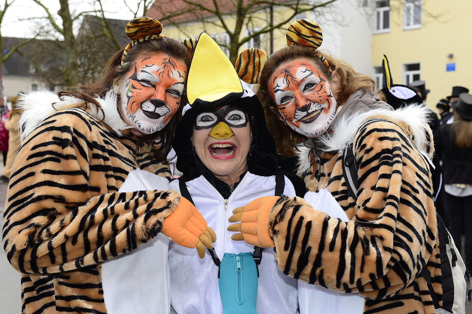 Fröhlich-ausgelassen wurde jetzt zum 30. Karnevalsumzug der Rosenhügeler Schubkarren-KG der Umzug am Karnevalssonntag erfolgreich unter Dach und Fach gebracht. Der Himmel hielt sich bedeckt und tausende Narren säumten die Straßen im "Veedel". Foto: Kariger