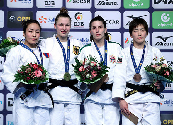 2.v.links: Theresa Stoll, Goldmedaille