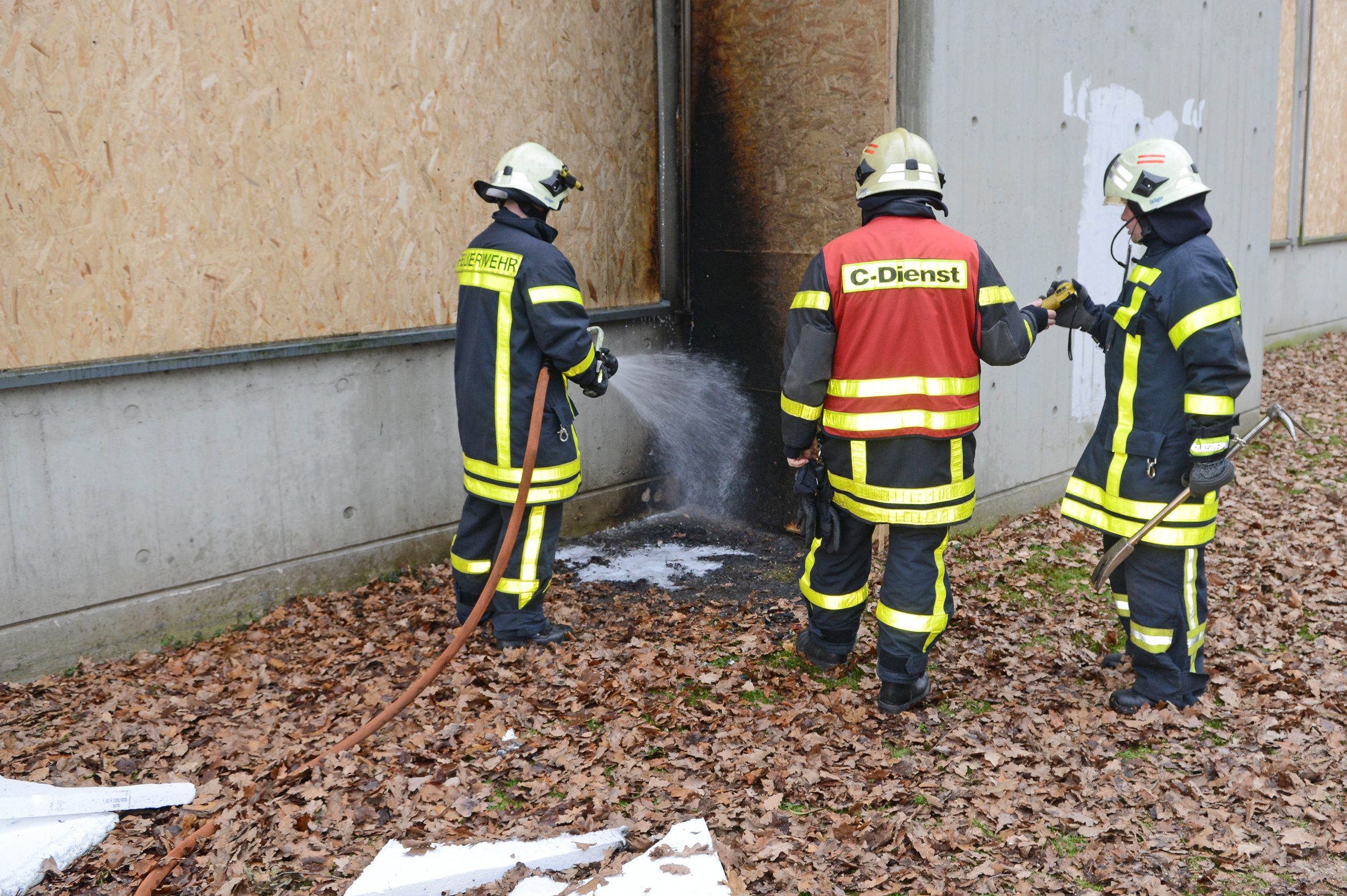 An der Außenfassade auf der Rückseite der ehemaligen Gerhart-Hauptmann-Realschule wurde am Samstagnachmittag Feuer gelegt.