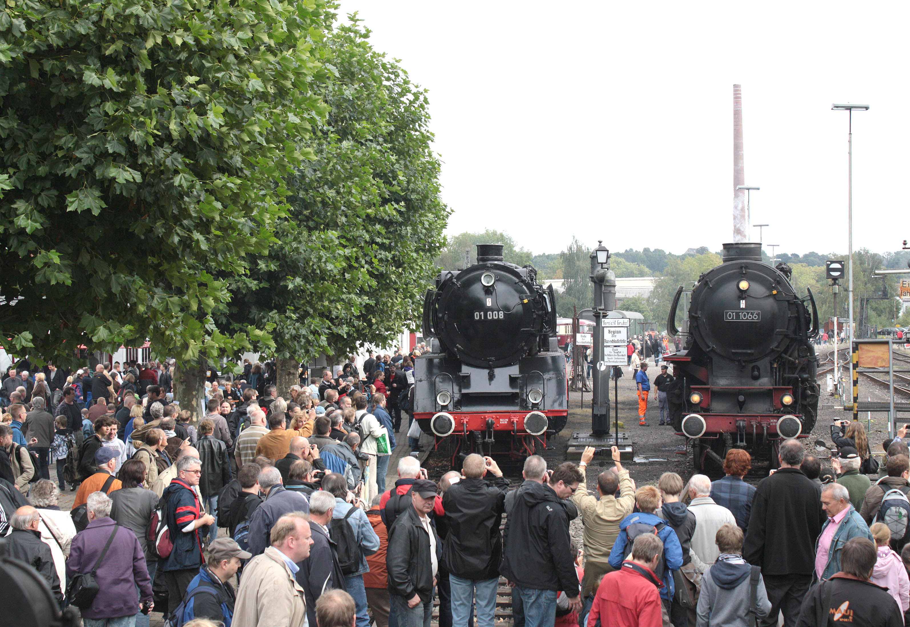 Zweimal eine 01 - da schlägt das Herz von Dampflokfreunden höher. Die linke im Bild ist die 008, sie wird künftig an der Spitze eines historischen Reisezugs zu bewundern sein. Leider nur als museales Objekt, weil diese Schnellzuglokomotive nicht betriebsfähig ist. In diesem Bild ist sie gemeinsam mit einem betriebsfähigen Exemplar zu sehen. Die 1066 gehört den Ulmer Eisenbahnfreunden und stattete Bochum einen Besuch ab.