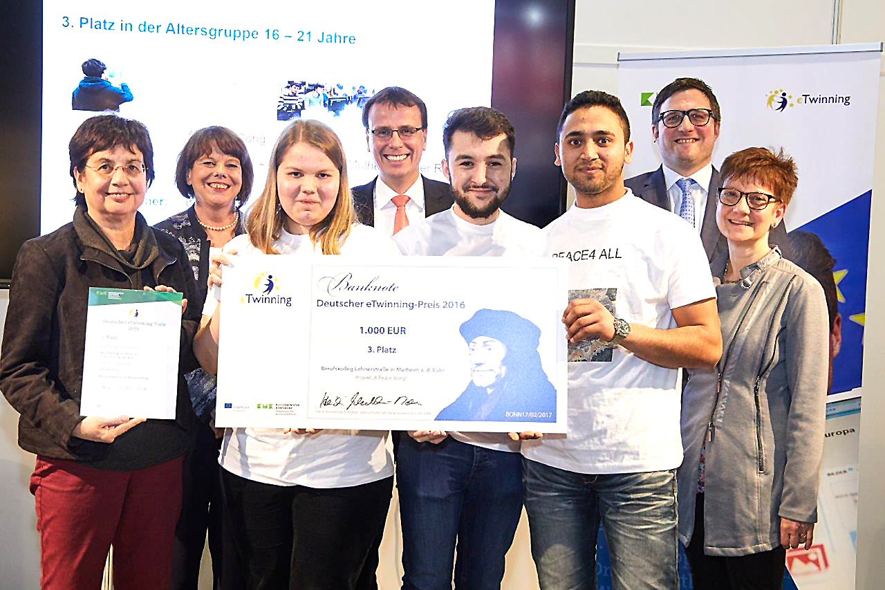 (v.l.) Mechtild Schlang-Redmond (Projektleiterin), Heidi Weidenbach-Mattar (Stellvertretende Generalsekretärin der Kultusministerkonferenz), Riccarda Maszun, Volker Schebesta, (MdL Staatssekretär im Ministerium für Bildung, Jugend und Sport des Landes Baden-Württemberg), Ervin Shakirov, Atiq Ur Rehmann, Hendrik Schepper (Bezirksregierung Düsseldorf) und Roswitha Neumann-Weber (Schulleiterin) freuen sich über die Auszeichnung. Foto: privat