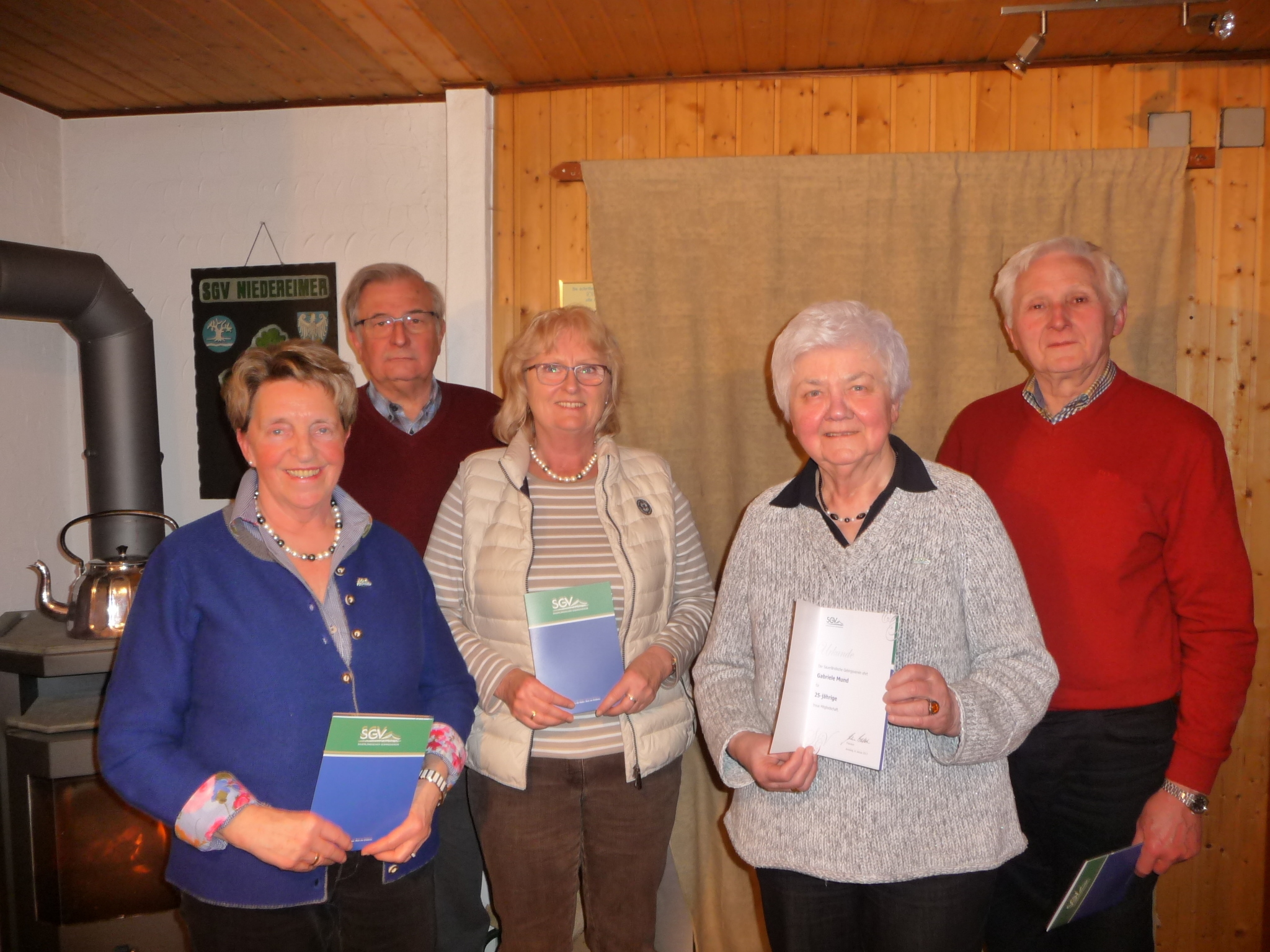 Die geehrten Wanderfreunde mit dem Abteilungsleiter Bernd Kremer
(v.l. Magdalena Budis, Bernd Kremer, Renate Stelte, Gabriele Mund, Otto Voß)