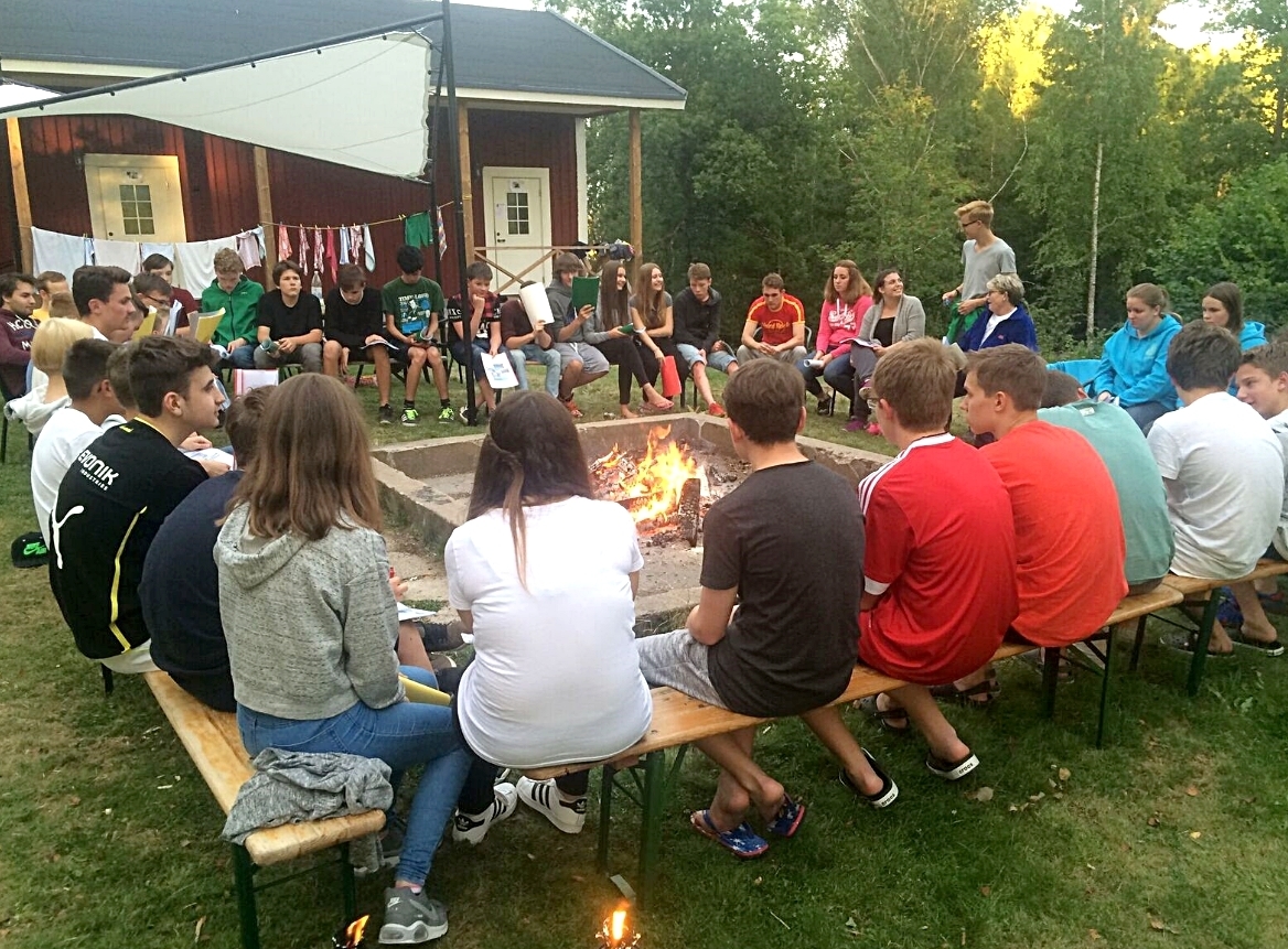 Lagerfeuer bei der Sommerfrische in Schweden erleben die Jugendlichen etwa bei der Ferienfreizeit der Ev. Jugend Holzwickede.