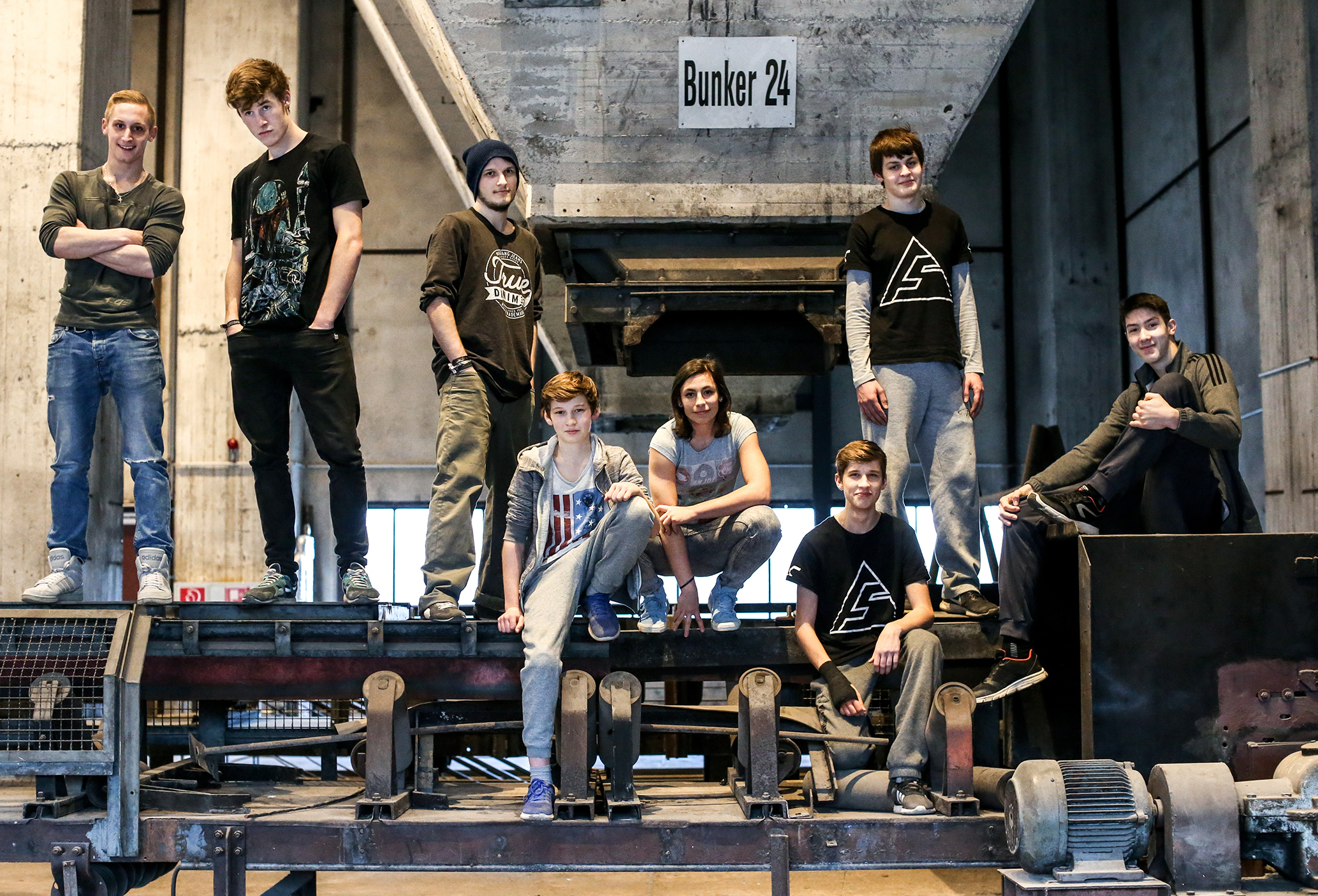 Stehen in den Startlöchern für die neue Parkour-Anlage: (v.l.n.r.) Mirco Walther, Adrian Grothe, Alexander Maier, Niklas Kramm, Manon Vanjek, Domenic Barth, Dwayne Brinkmann, Daler Fozylov. ^Foto: Sven Lorenz/Stiftung Zollverein