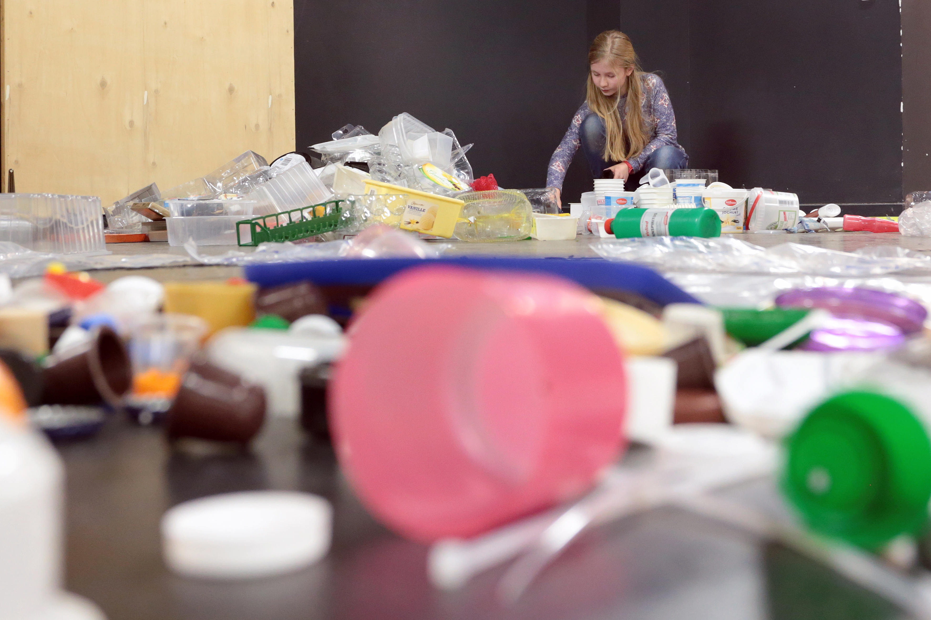 Fleißig haben die Workshop-Teilnehmer im Vorfeld zuhause Plastik gesammelt - auch Emma (9) hat eine große Tüte voll mitgebracht. In dem Riesenberg sucht sie nach Material für ihr Lampenprojekt.