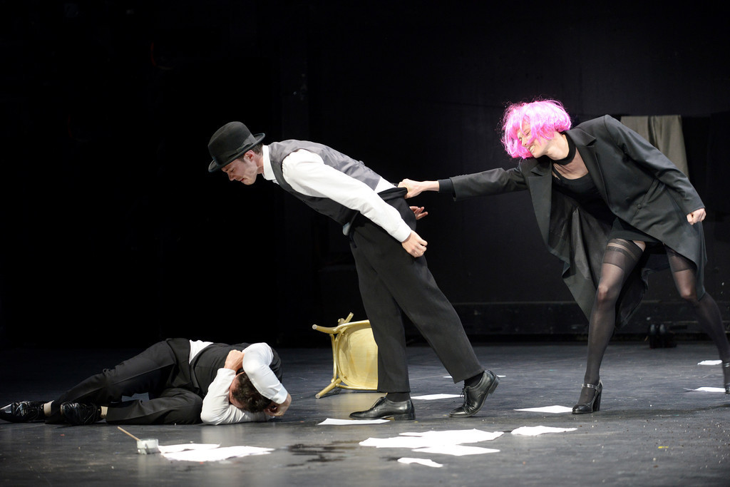 Das Rheinische Landestheater führt "Der Prozess" nach Franz Kafka im Bürgerhaus auf.Foto: PR