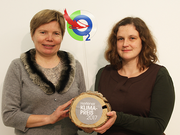 Dr. Babette Nieder, Geschäftsführerin der Hertener Beteiligungsgesellschaft (l.) und Stefanie Hasler von den Hertener Stadtwerken präsentieren den Hertener Klimapreis.