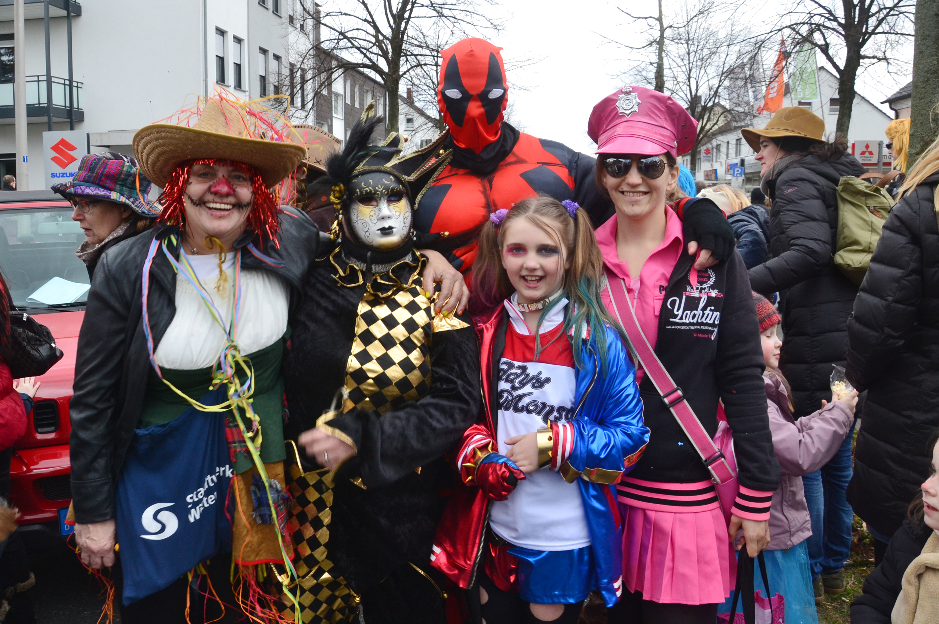 Ein kräftiges Superhelden-Helau aus mit Deadpool, Harley Quinn und unbenannten Gästen vom Rosenmontagszug in Stockum. Montagmittag setzte der sich wieder in Bewegung und stellte den Höhepunkt des karnevalistischen Treibens in der Stadt Witten dar. Foto: Lukas