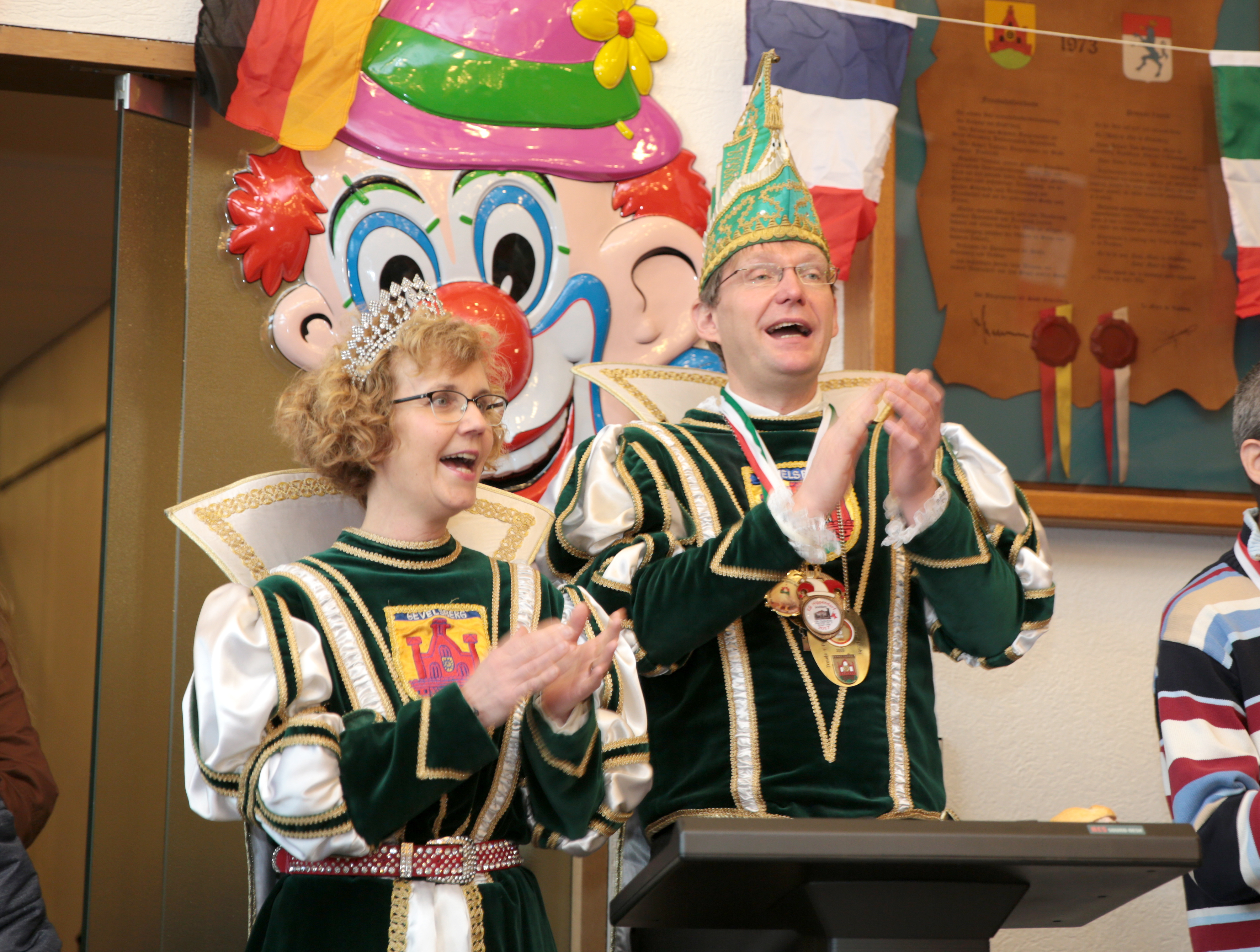 Das "falsche Prinzenpaar", Annette I. (Bußmann) und Claus I. (Jacobi) begrüßte die Närrinnen und Narren.