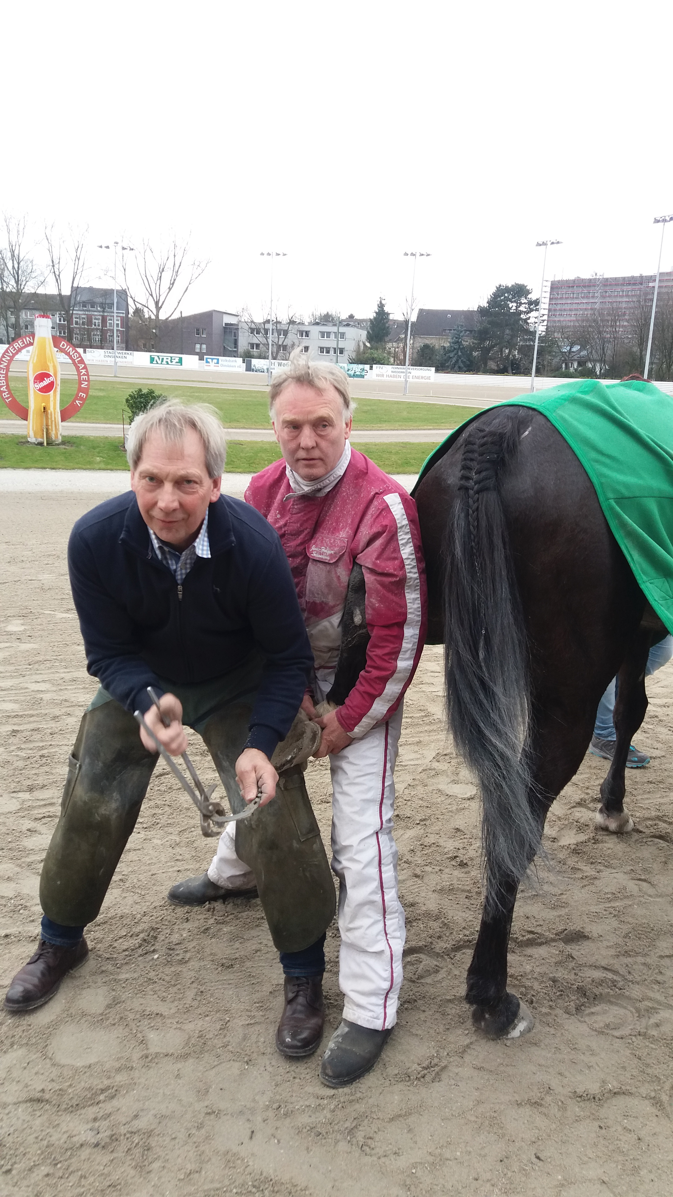 Hufschmied Arndt Oelrichs und Trainer Jens Holger Schwarma entfernten die Hufeisen.