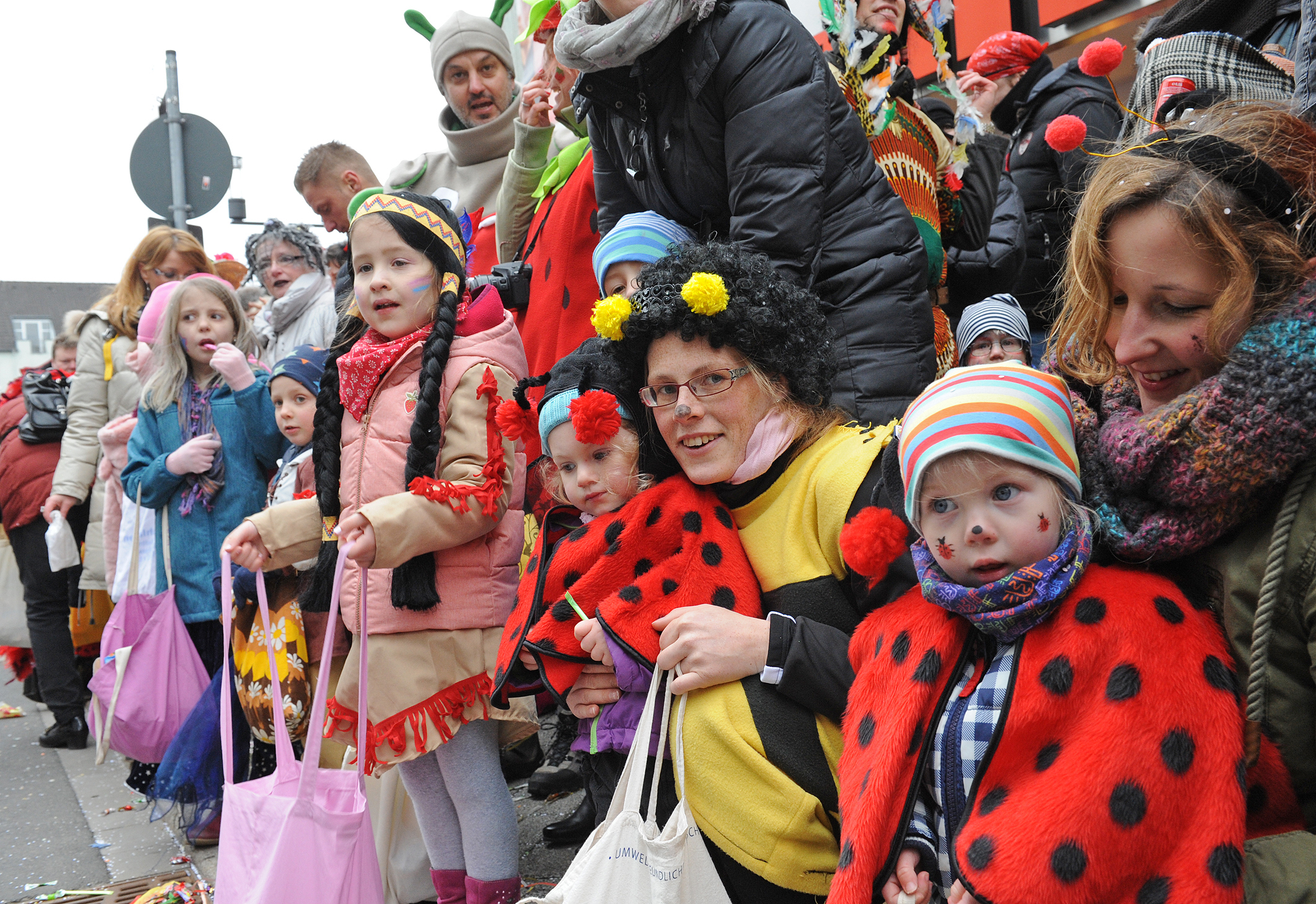 Kleine und große Jecken feierten beim Karnevalszug in der Heiligenhauser Innenstadt.Foto: Bangert