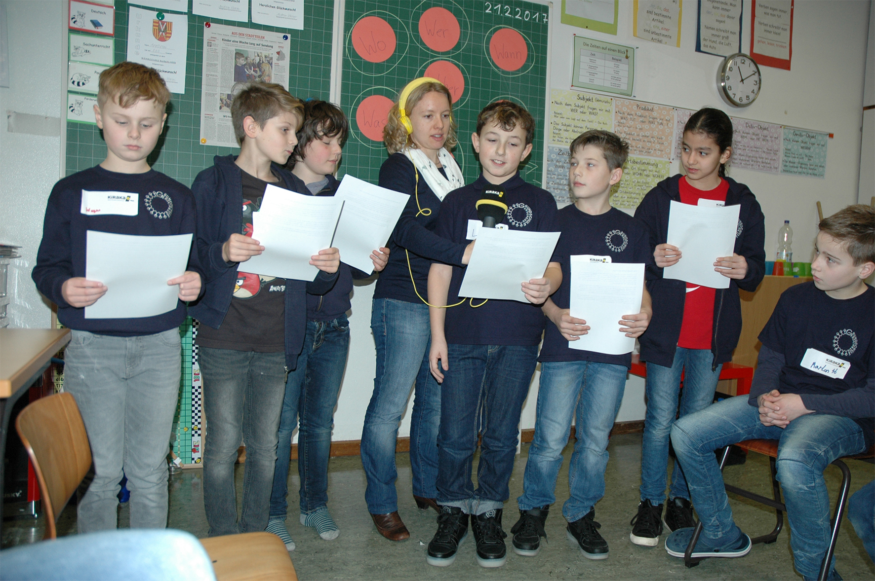 Die News stehen, jetzt geht es für die Schüler der Grundschule Gerschede darum, die Nachrichten professionell einzusprechen. Die WDR-Experten stehen ihnen dabei hilfreich zur Seite.
