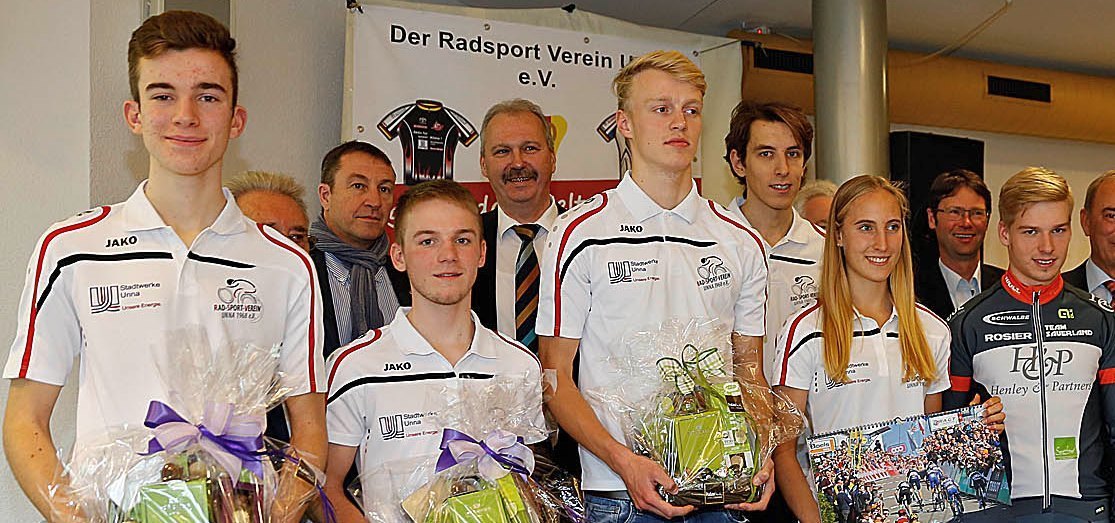 Voll konzentriert auf die kommende Saison.
(v.l.) Michel Heßmann, Felix Happke, Jon Knolle, Justin Wolf, Franzi Koch und Aaron Grosser mit den Sponsoren des RSV Unna.