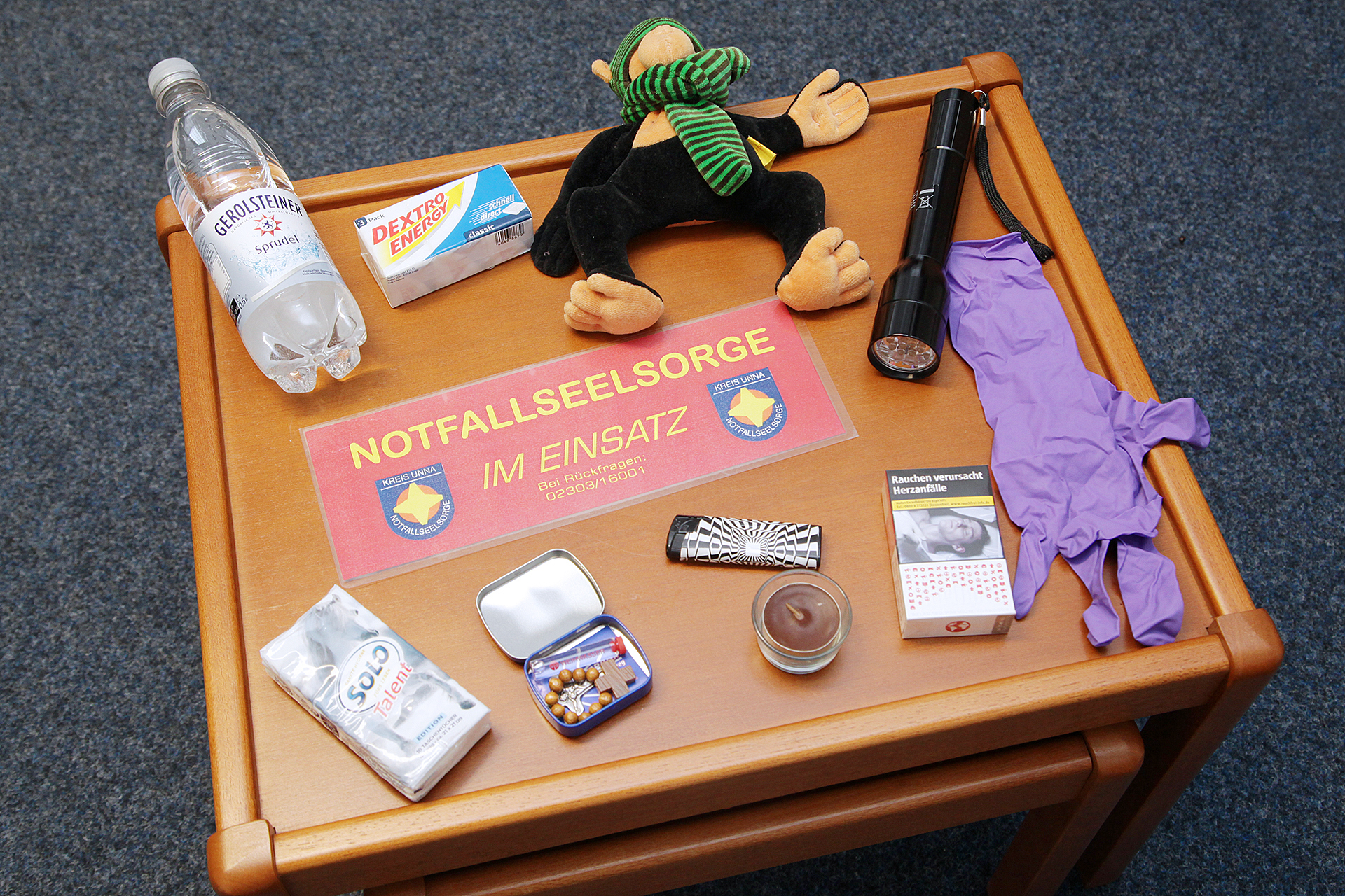 Zigaretten, Taschentücher, Kerze und Stofftier - das hat Isabell Schneider für Notfälle immer im Rucksack.