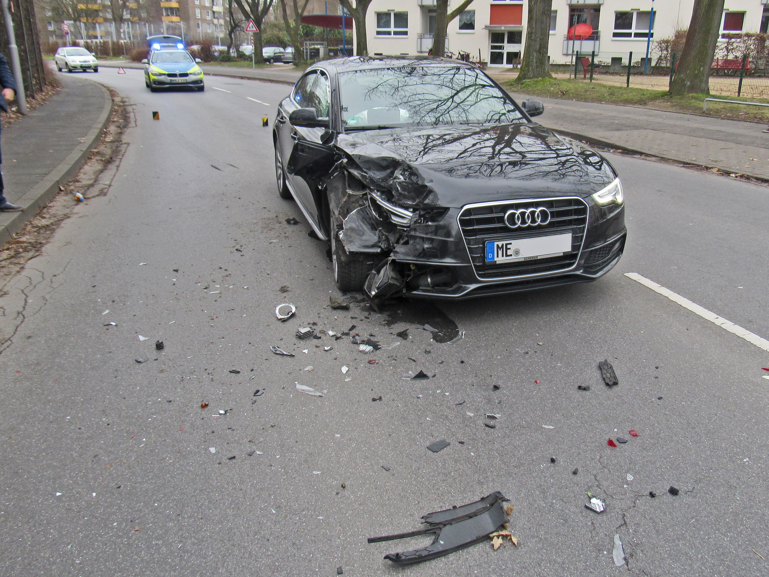 Bei der Kollision eines Audi A5 mit einem parkenden Kleintransporter entstand ein geschätzter Sachschaden von rund 20.000 Euro.
