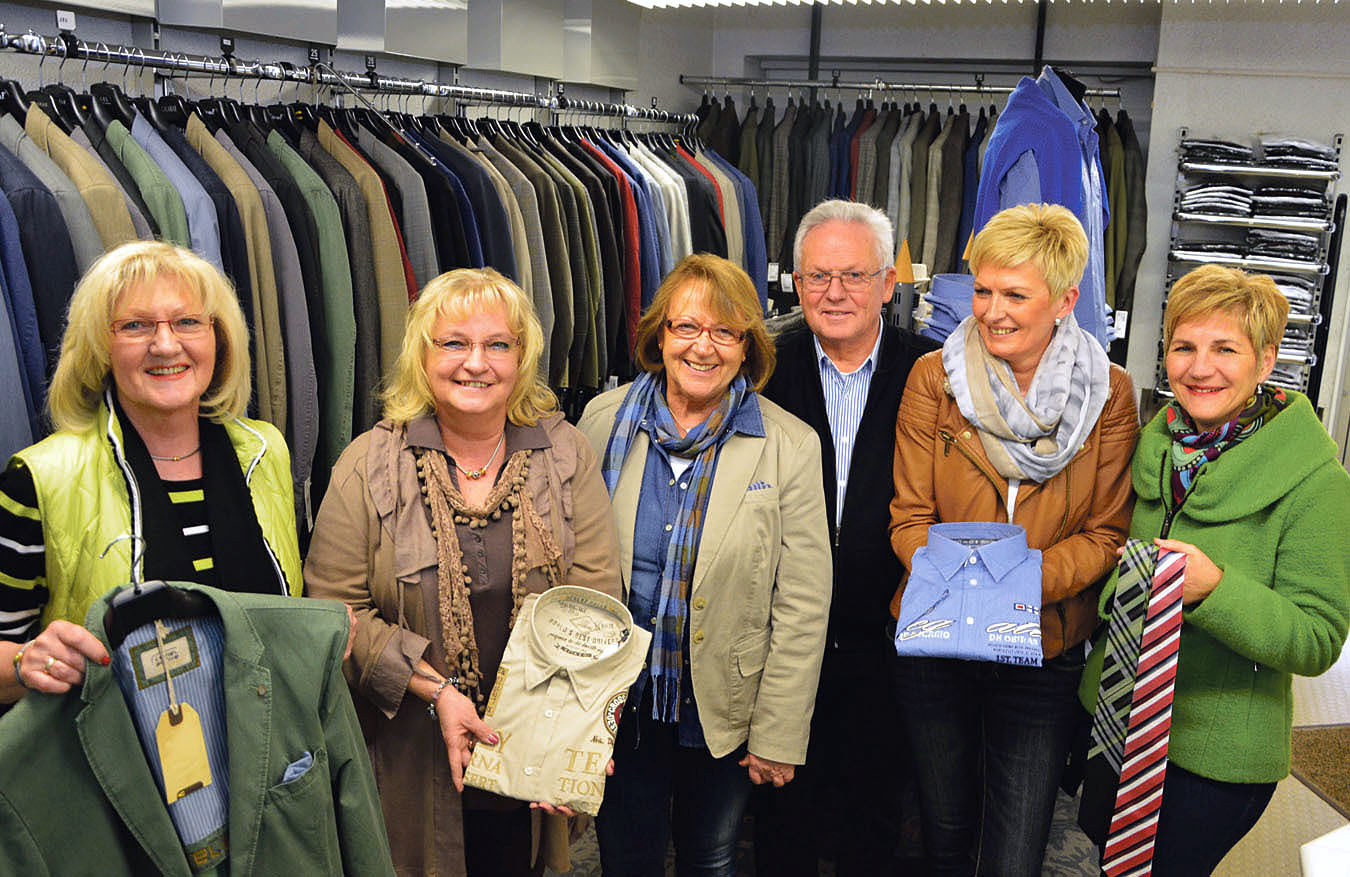 Präsentieren eine kleine Auswahl der großen Produktpalette bei Herrenmode Domke: Das Ehepaar Christel und Axel Domke (Bildmitte) mit ihren Mitarbeiterinnen (v. l.) Renate Kühler, Monika Rott, Britta Schillo und Gudrun Kolcan.