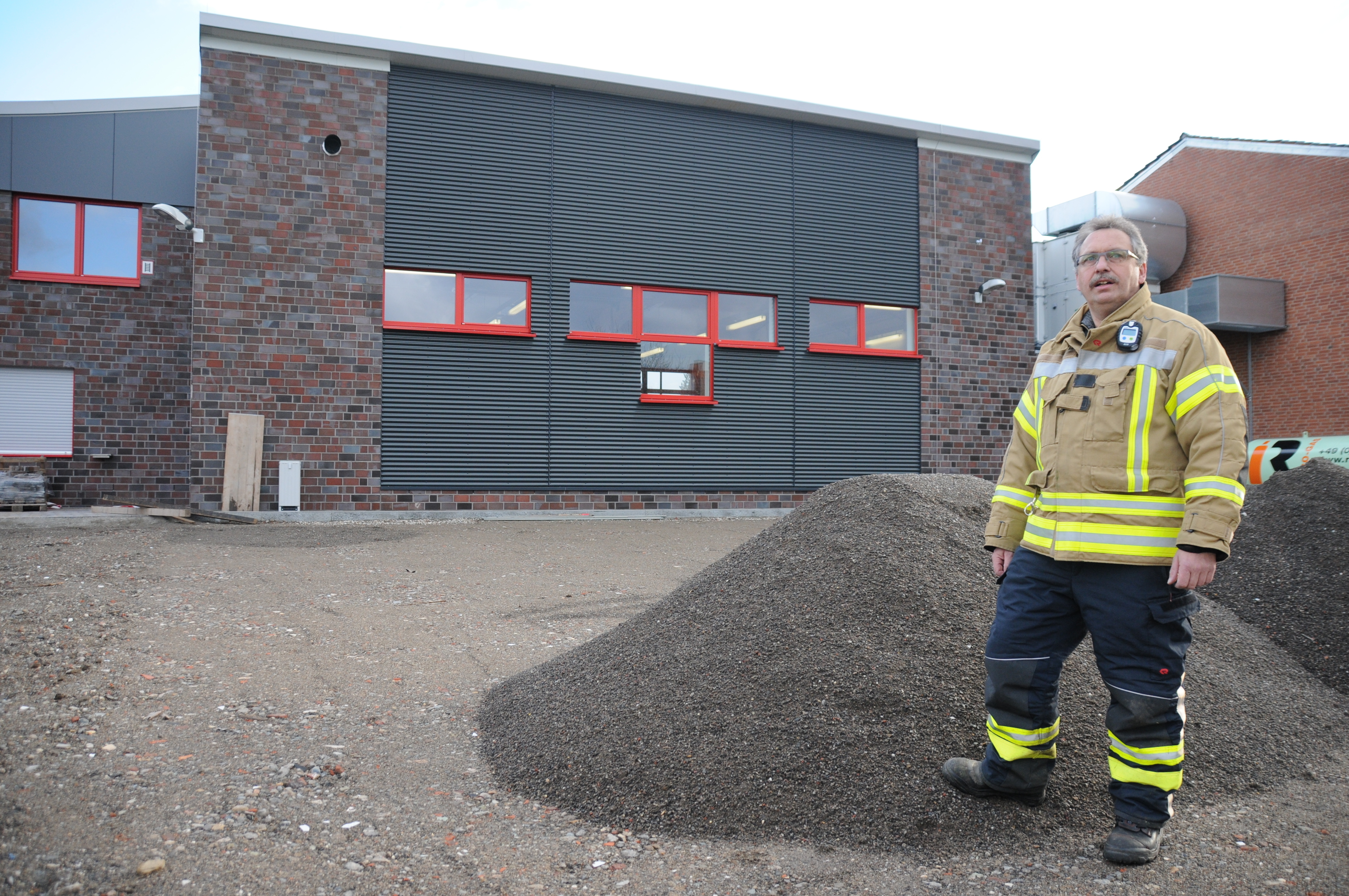 Löschgruppenführer Klaus Elsmann zeigt, dass auf die ehrenamtliche Kräfte noch viel Arbeit wartet. Der Parkplatz hinter dem Feuerwehrgerätehaus wird in Eigenleistung gepflastert. Die Arbeiten beginnen nach Karneval.