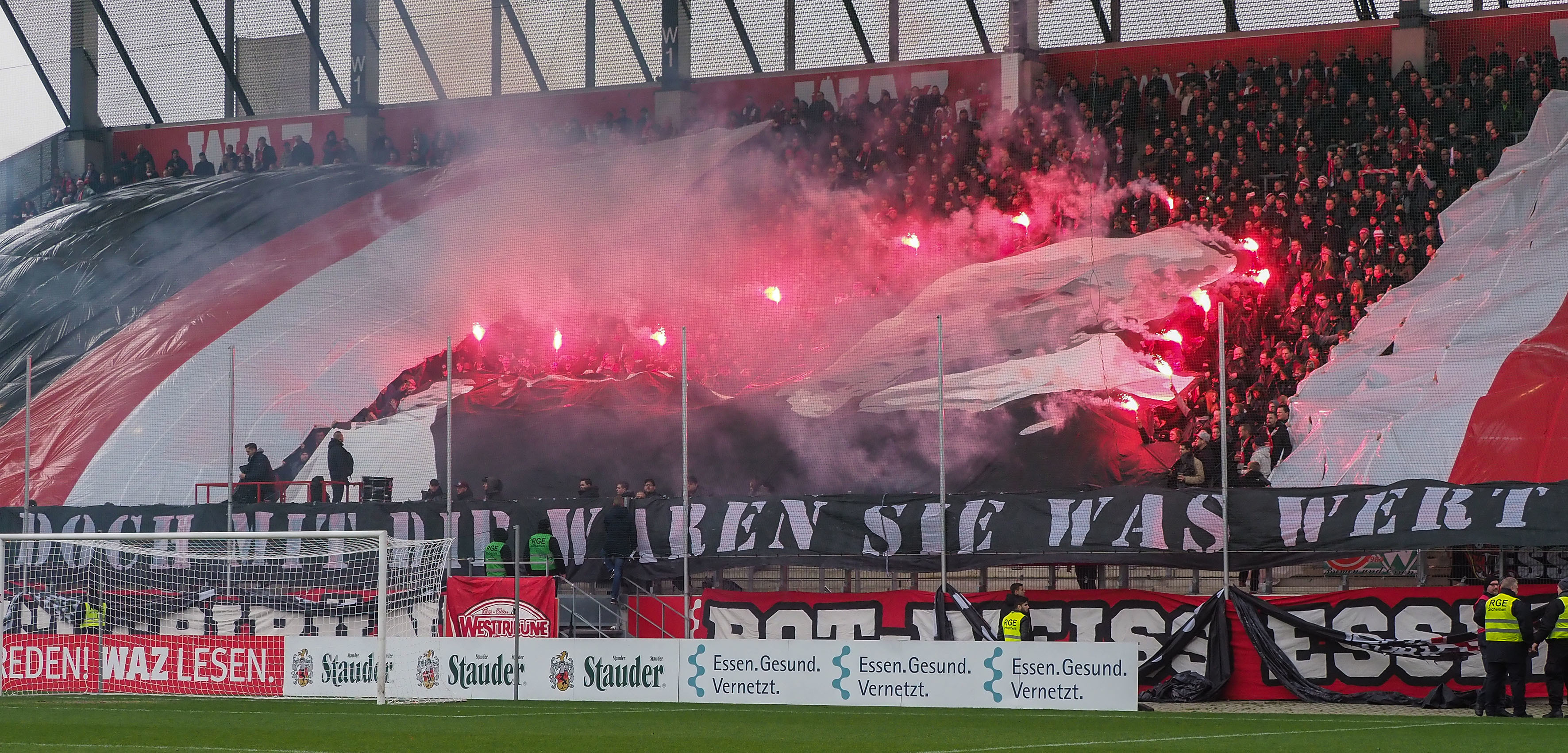 Klasse Choreo! Rot-Weiss gedachte gleich mehrerer Verstorbener. Fotos: Gohl