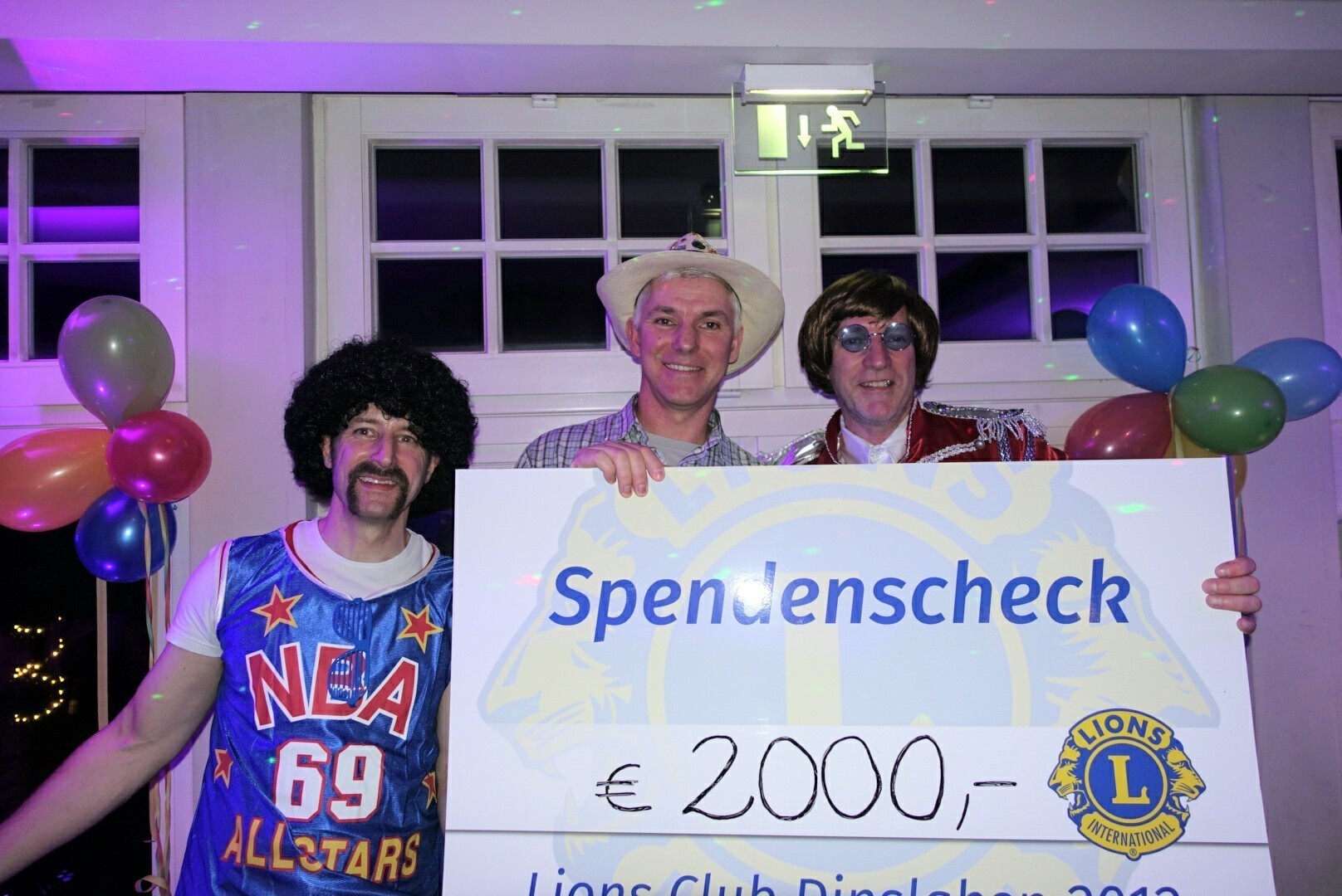 Huub Herman (re.) und René Buschmann (li.), Präsident und Vizepräsident Lions Club Dinslaken 2012, überreichen Wolfgang Kuhn (Mitte, DLRG Dinslaken) einen Spendenscheck. Foto: privat