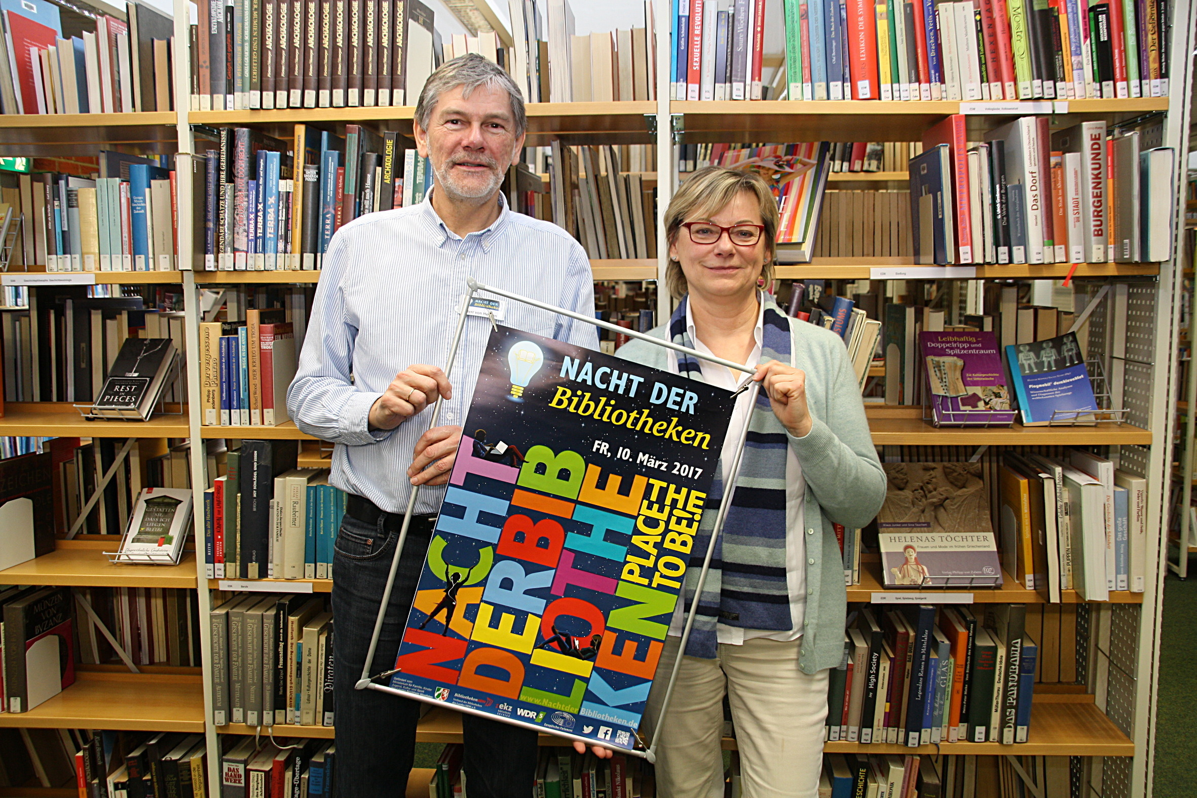 Karin Anlauf, Leiterin der Stadtbibliothek Herne, und Michael von Heesen, Leiter der Zweigstelle in Wanne laden zu Nacht der Bibliotheken am 10. März ein.