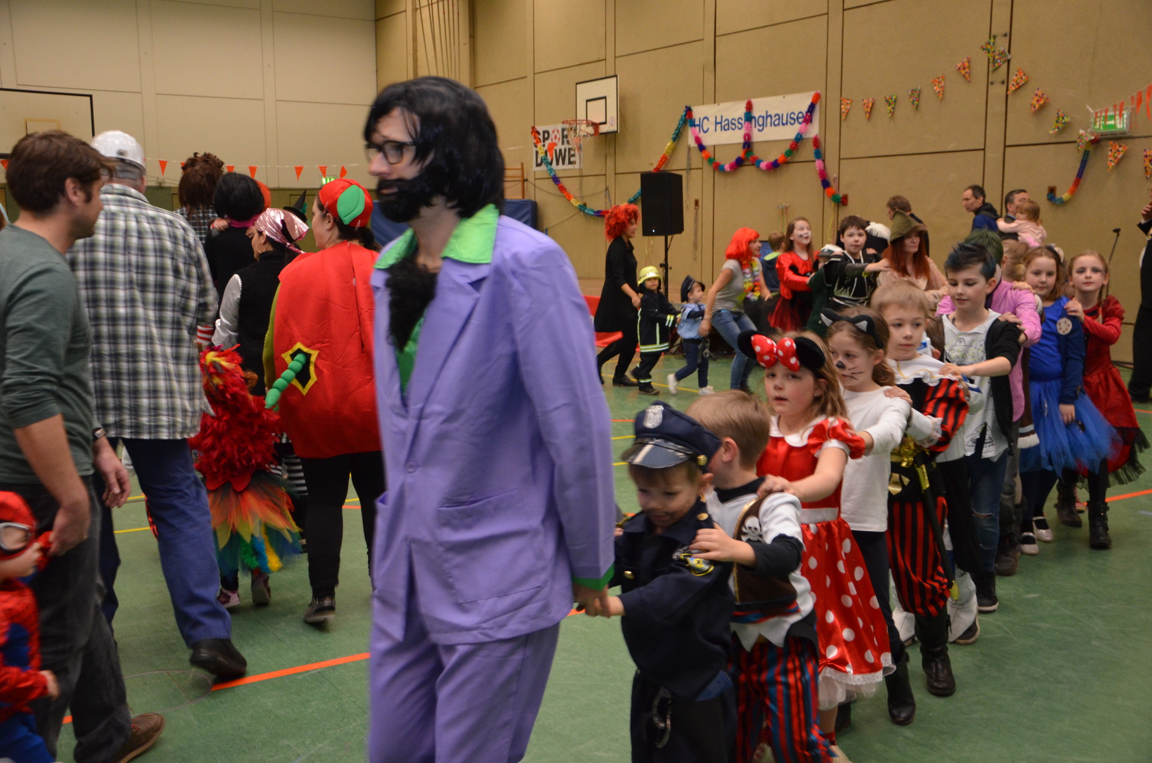 Die Polonaise war ein guter Start der Karnevalsparty.