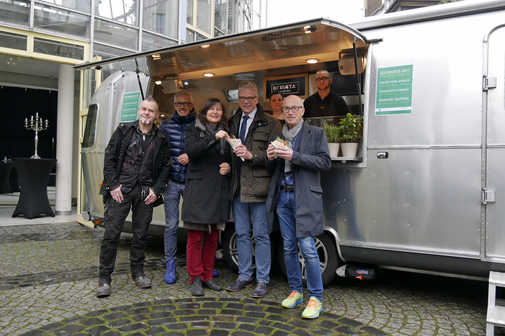 Foodtruckbetreiber Nicole Haberl und Dominik Augustin sowie Bürgermeister Fred Toplak, Peter Brautmeier, Bettina Hahn vom Kulturbüro, Dirk Vormann und Christian 'Punky' Bahr (v.r.n.l.) freuen sich auf den etwas anderen Markt.Foto: ST