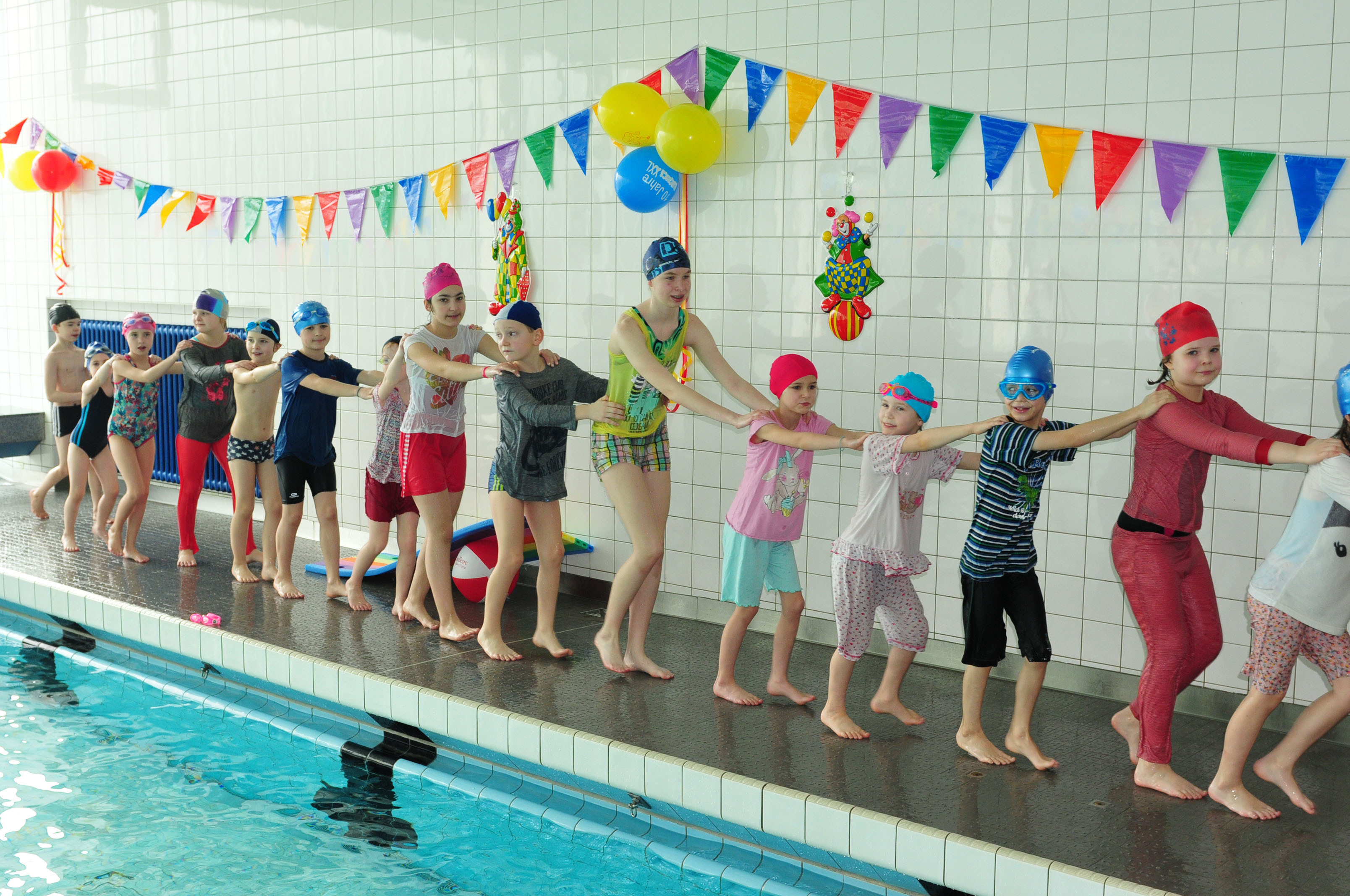 Eine Polonaise stand beim Karnevalsschwimmen auch auf dem Programm.
