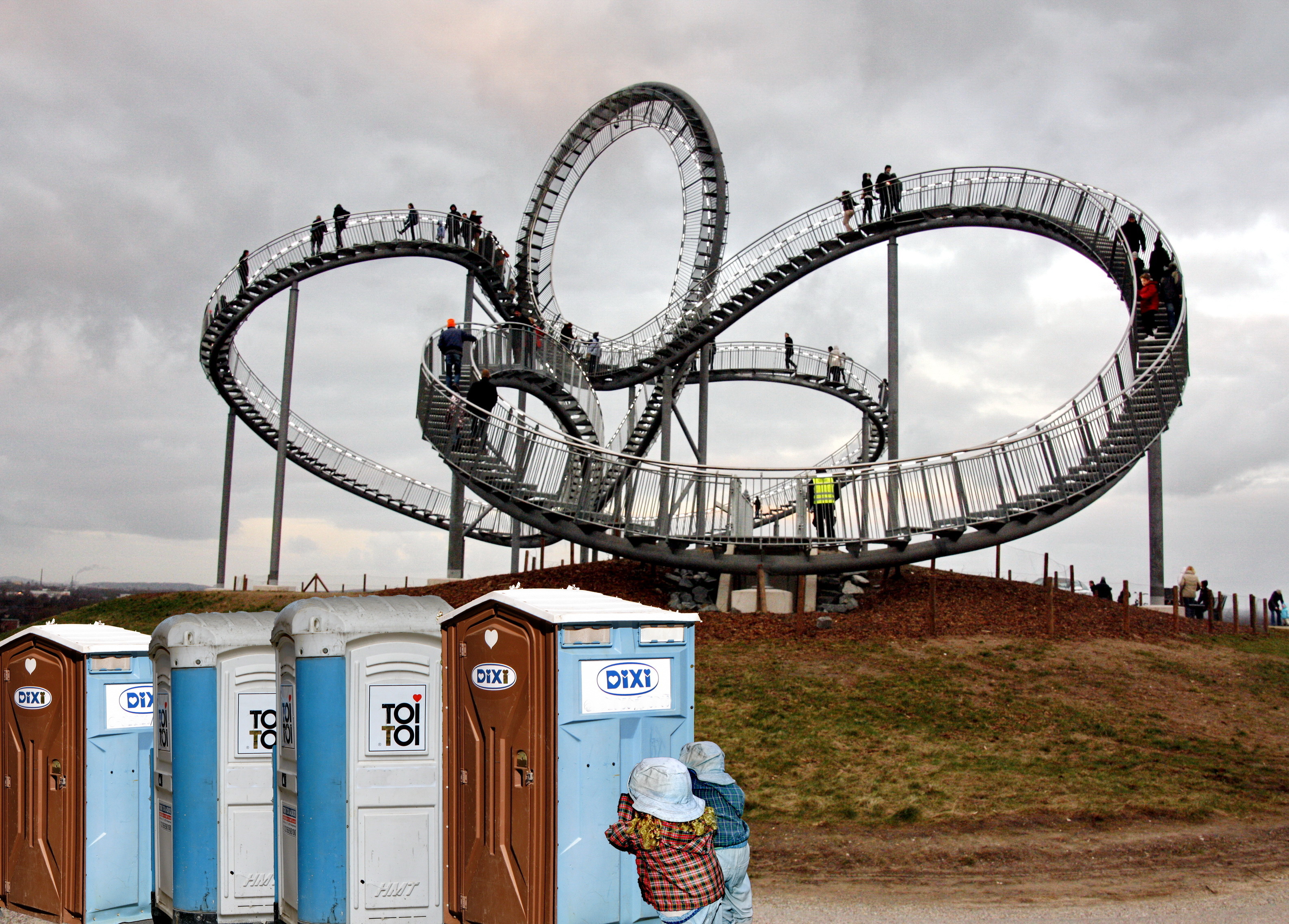Hier gibt es beim ,, MÜSSEN MÜSSEN ,, ganz sicher Probleme, --- entweder in freier Wildbahn oder im nicht vorhandenem Dixi ???