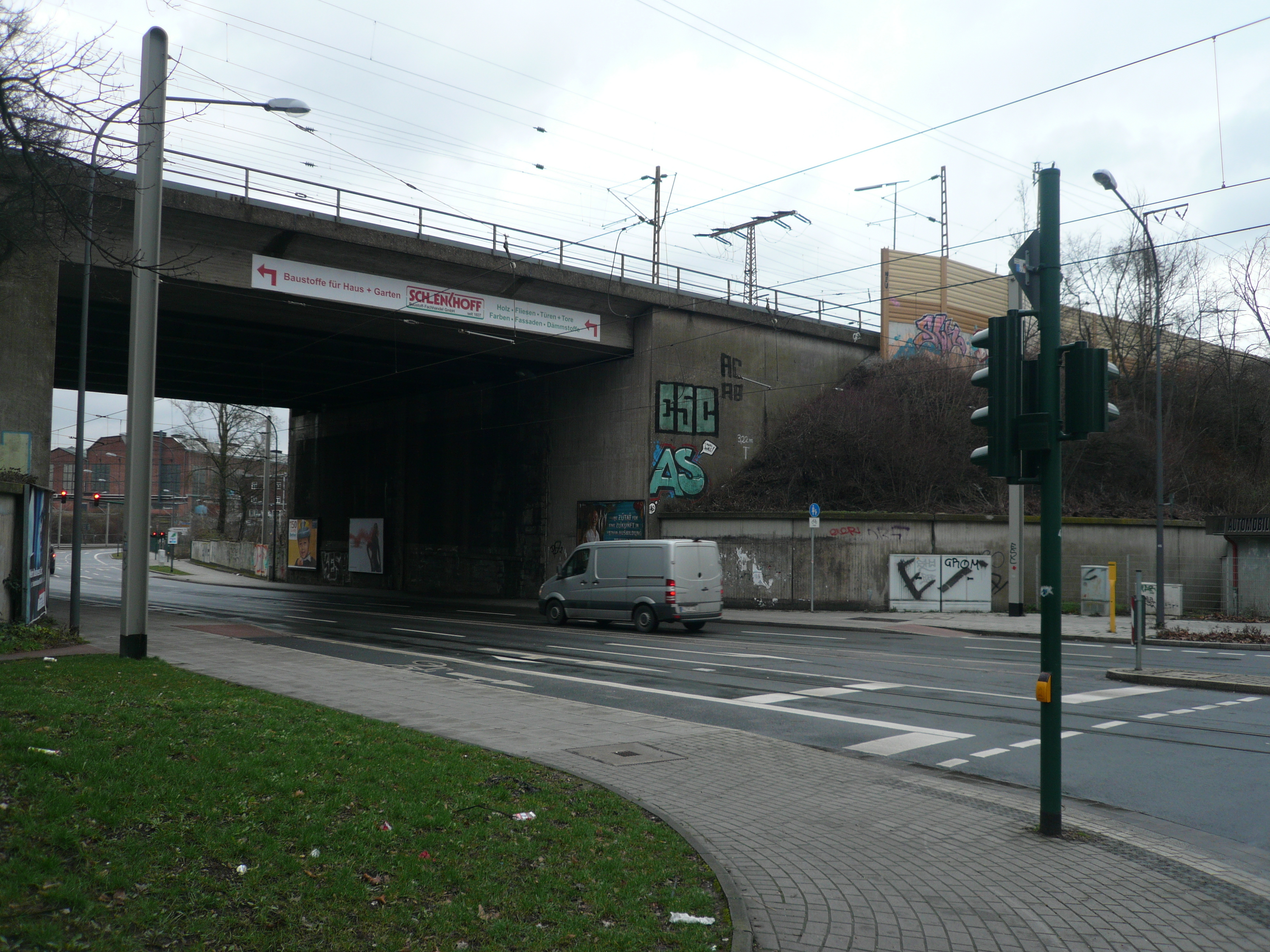 Im Bereich Schederhofstraße an der Brücke über die Frohnhauser Straße lag eine leblose Person.