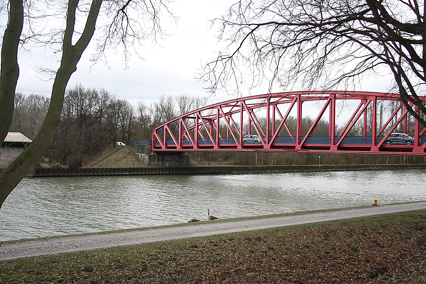 Unweit der Kanalbrücke Westring wurde eine männliche Leiche im Rhein-Herne-Kanal entdeckt. Foto: Thiele